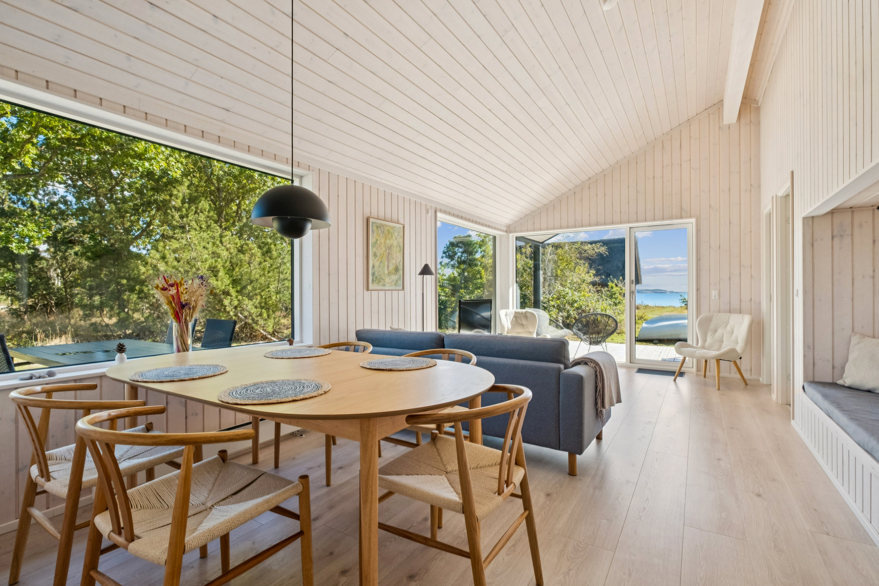 Fremhævet stue billede i fuldskærmstilstand. Billede af Begtrupvig Strandvej 15A, Begtrup Vig, 8420 Knebel