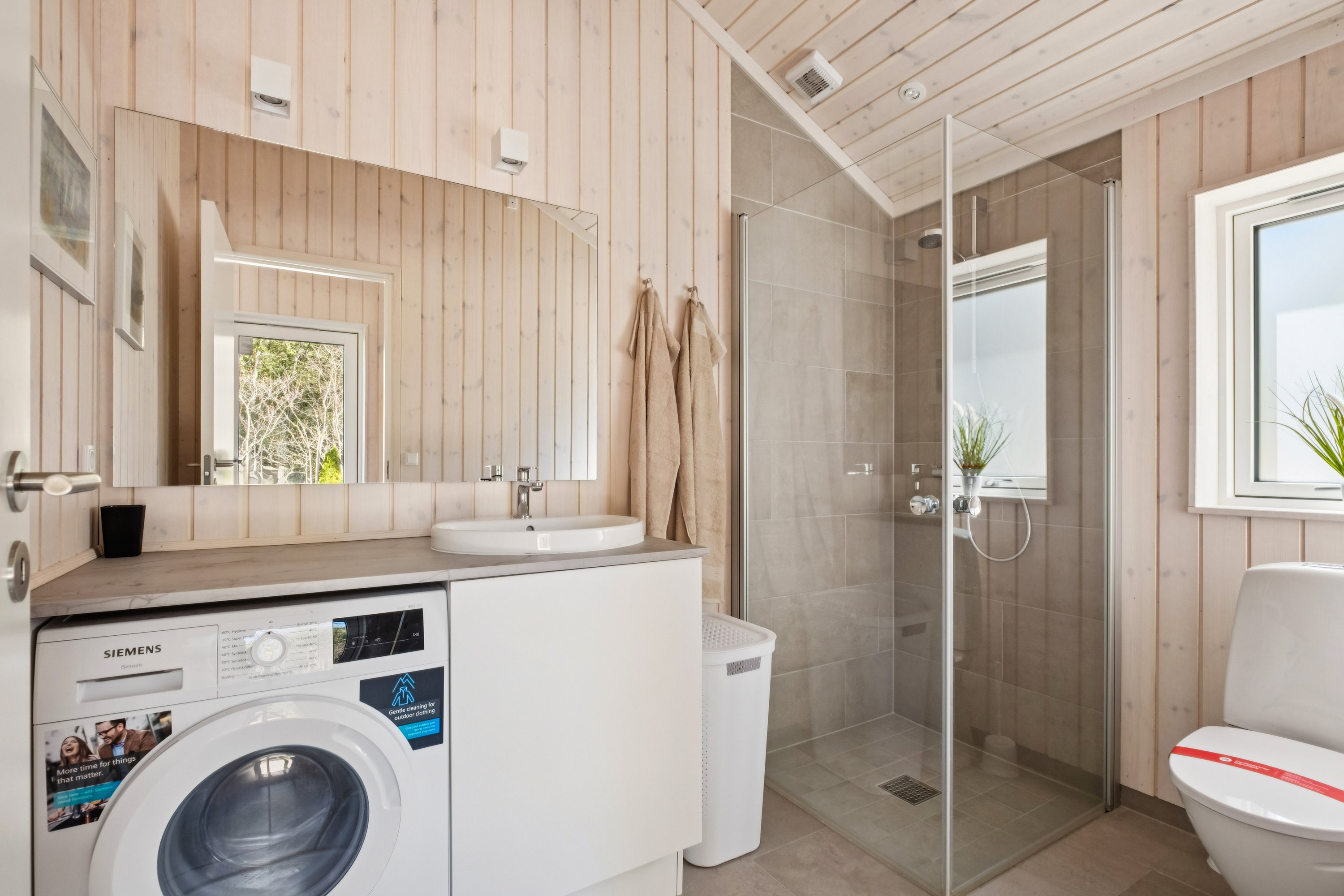 Fremhævet badeværelse billede i fuldskærmstilstand. Billede af Begtrupvig Strandvej 15A, Begtrup Vig, 8420 Knebel