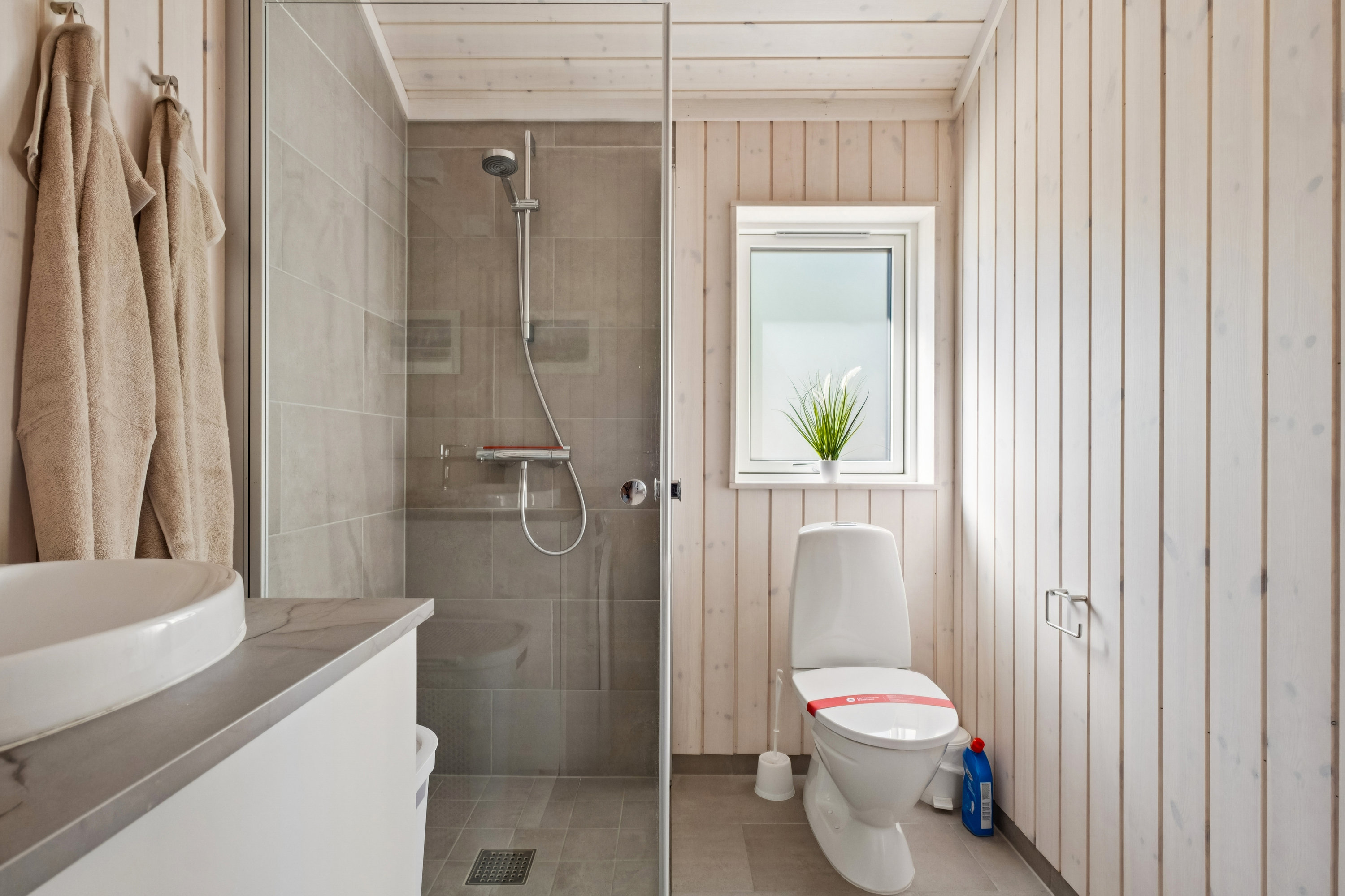 Fremhævet badeværelse billede i fuldskærmstilstand. Billede af Begtrupvig Strandvej 15A, Begtrup Vig, 8420 Knebel