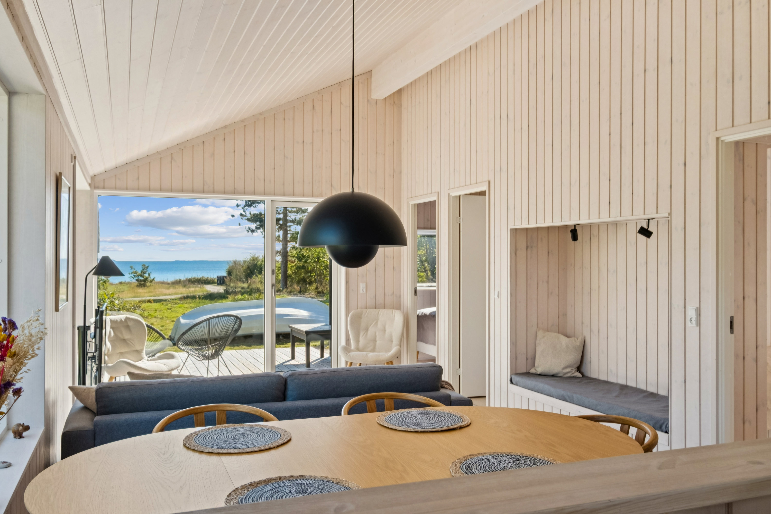 Fremhævet stue billede i fuldskærmstilstand. Billede af Begtrupvig Strandvej 15A, Begtrup Vig, 8420 Knebel