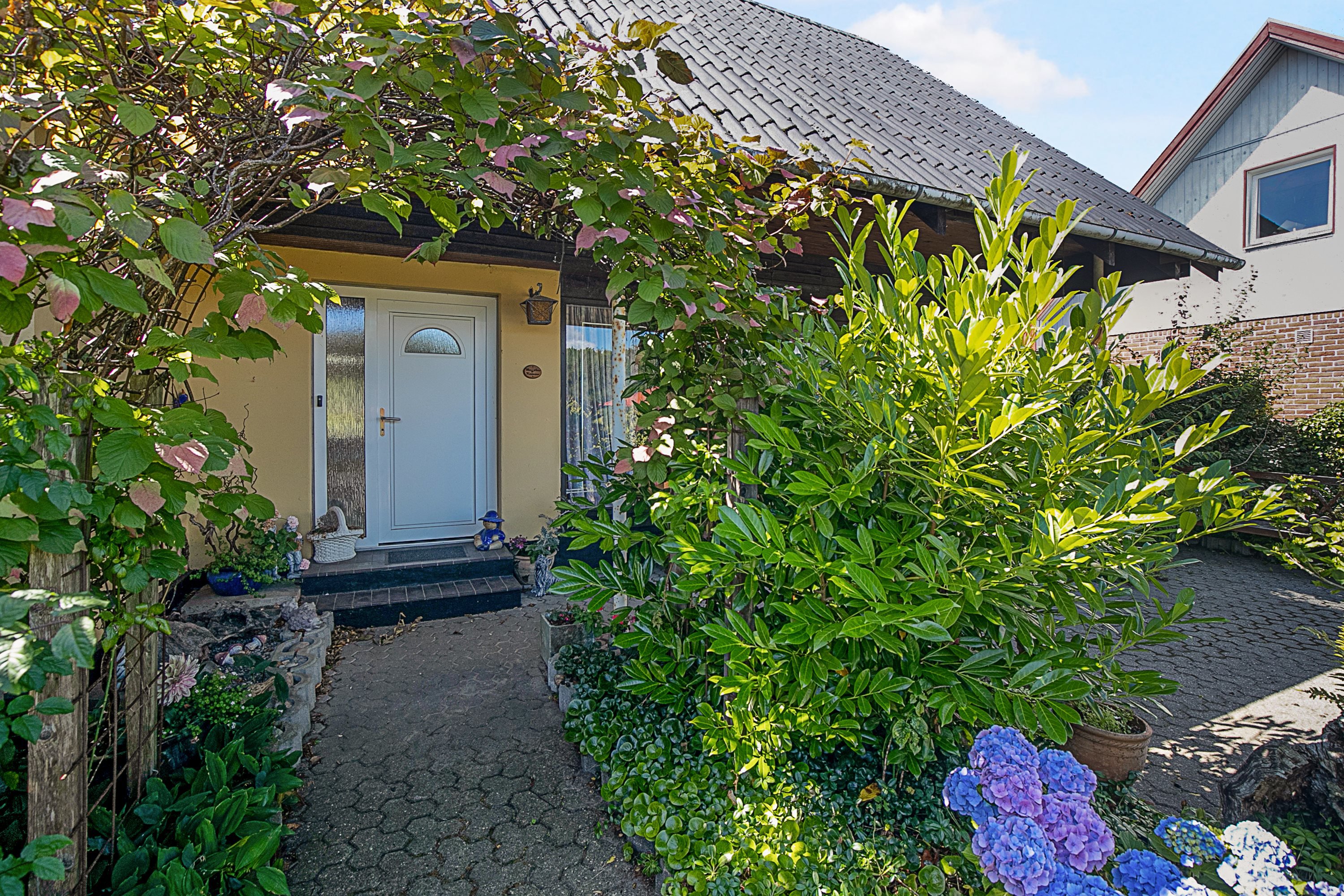 Fremhævet forhave billede i fuldskærmstilstand. Billede af Grindstedvej 19, Uggerhalne, 9310 Vodskov