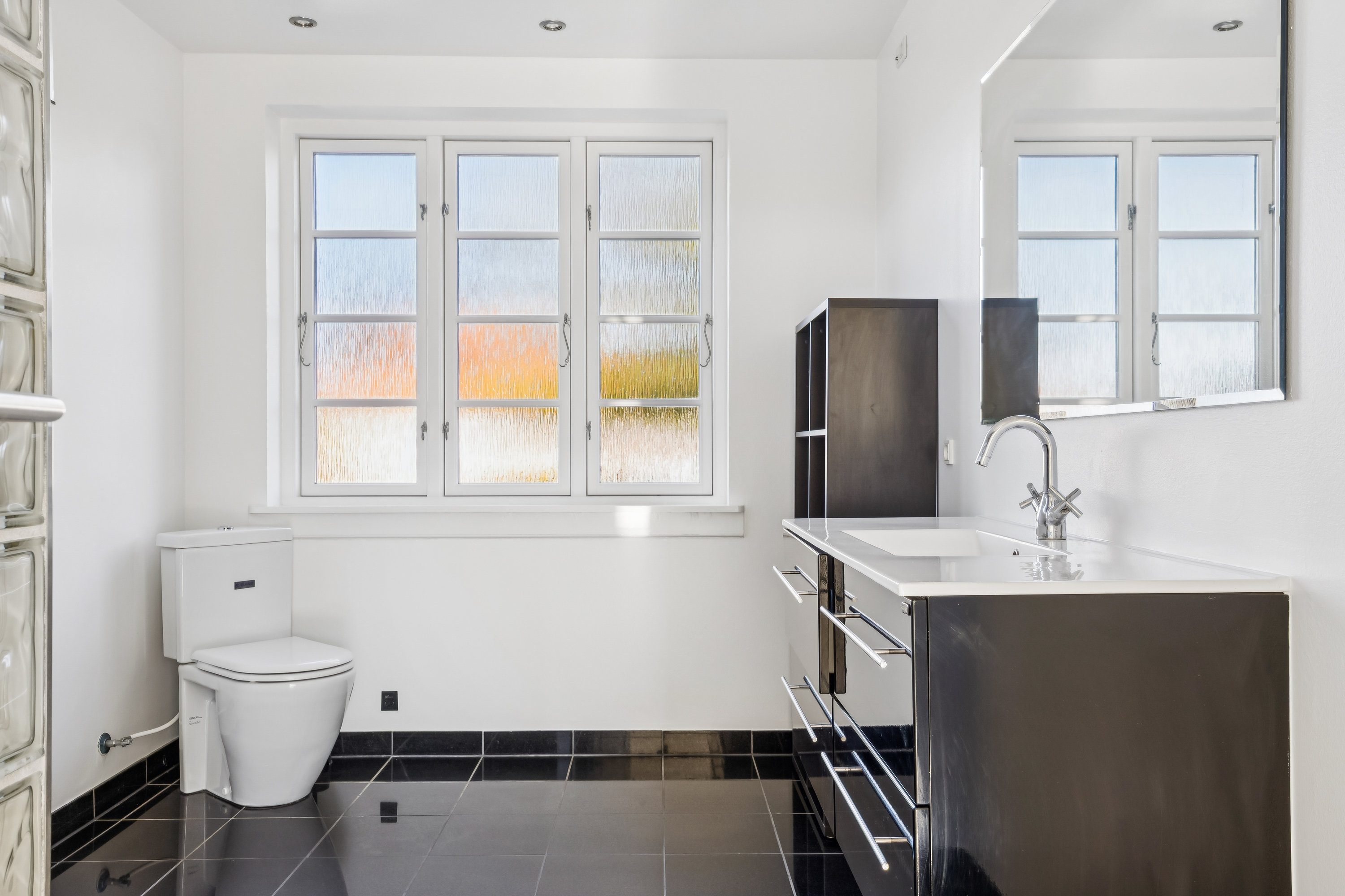 Fremhævet badeværelse billede i fuldskærmstilstand. Billede af Havevænget 7, 4682 Tureby