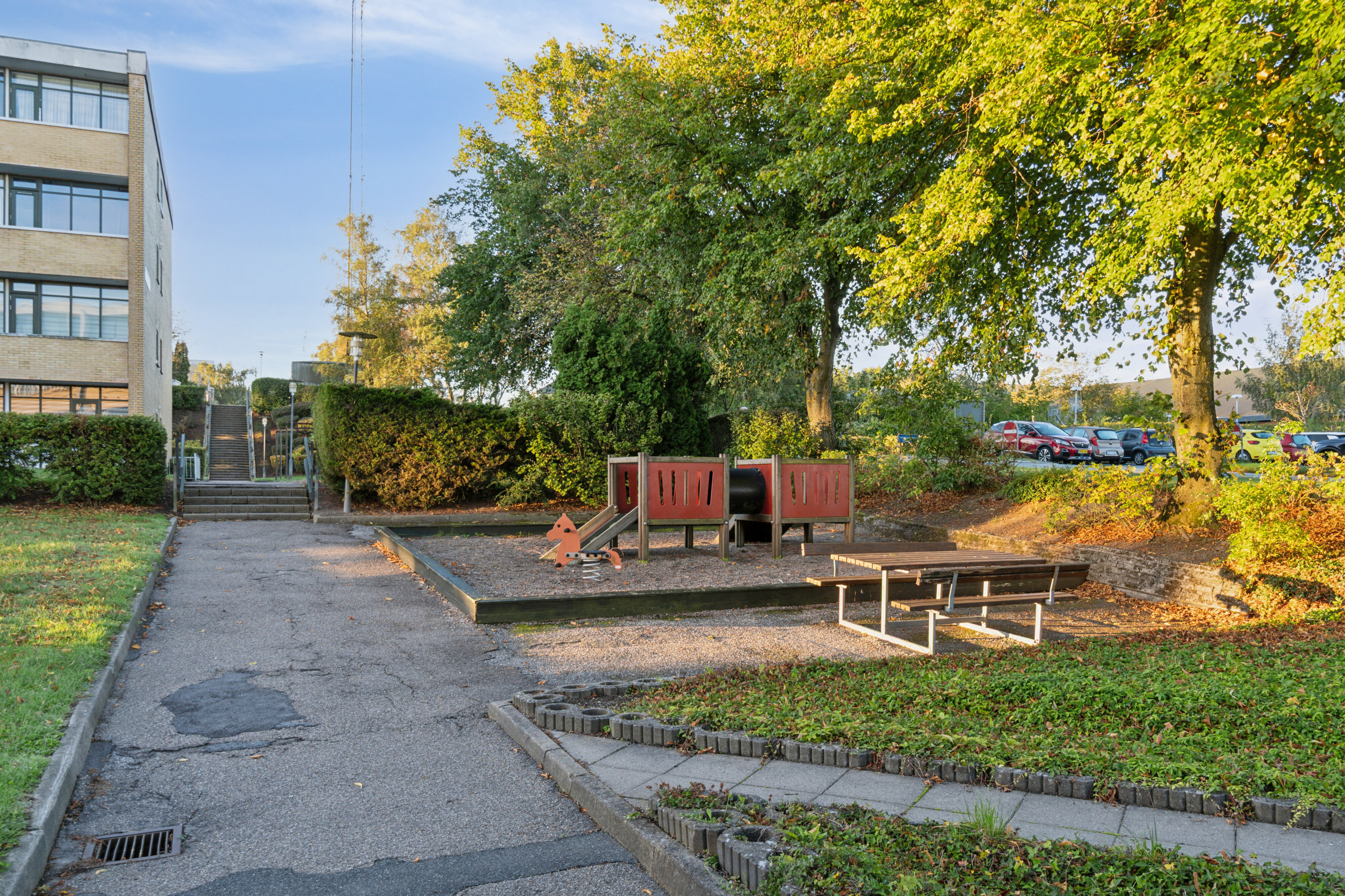 Fremhævet set fra vejen billede i fuldskærmstilstand. Billede af Byskov Alle 34, 2. tv., 4200 Slagelse