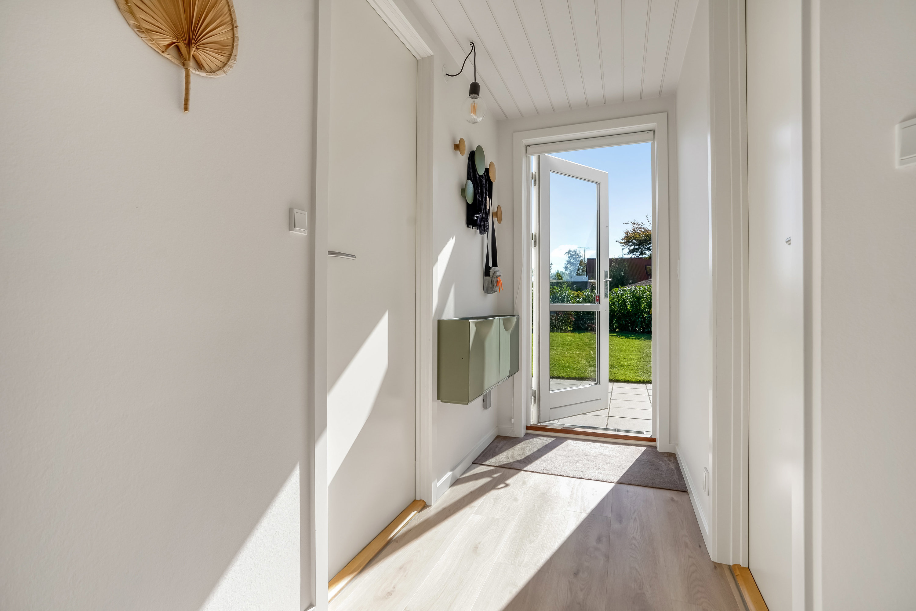 Fremhævet entré billede i fuldskærmstilstand. Billede af Åvej 18, Varbjerg Strand, 5464 Brenderup Fyn