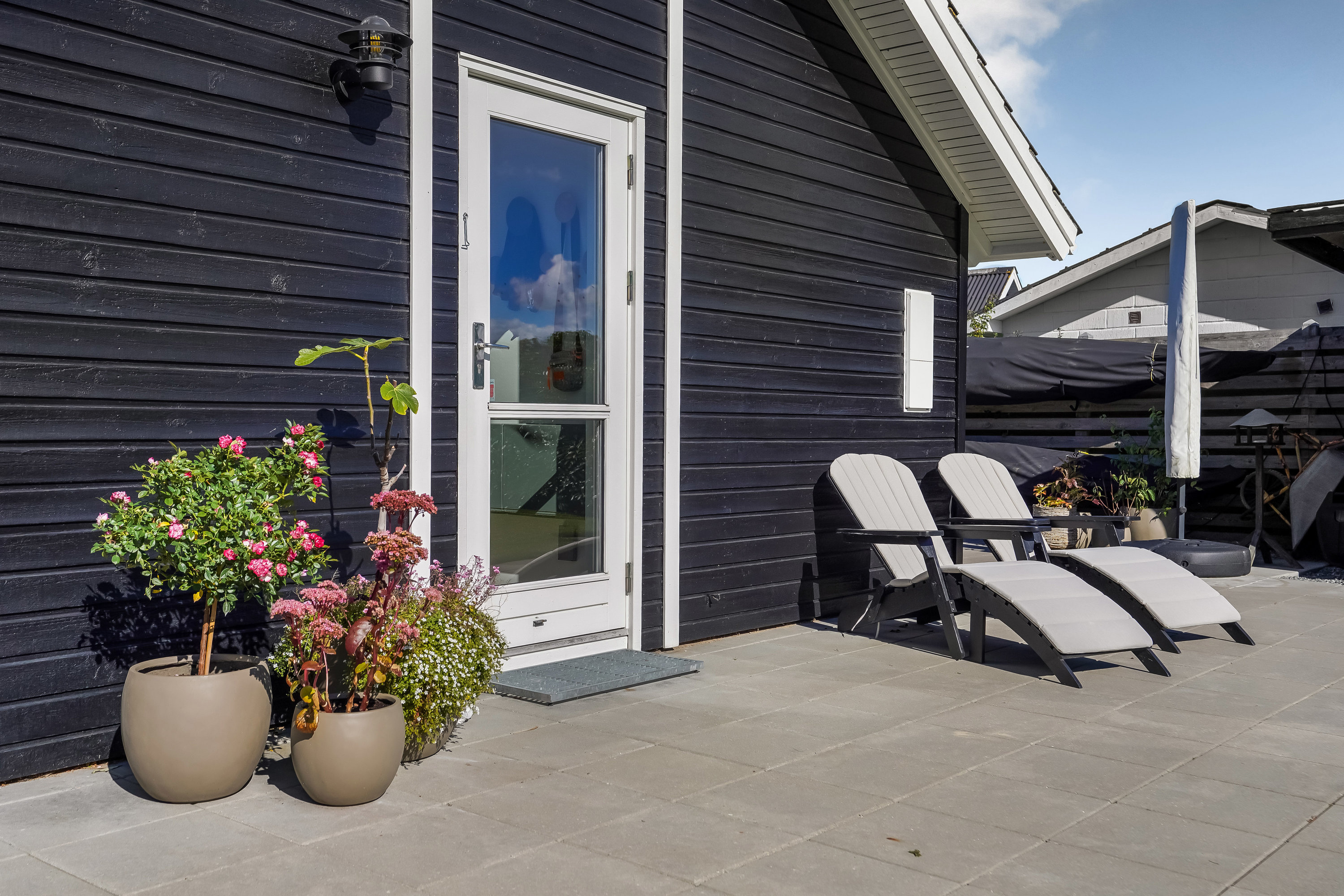 Fremhævet terrasse billede i fuldskærmstilstand. Billede af Åvej 18, Varbjerg Strand, 5464 Brenderup Fyn