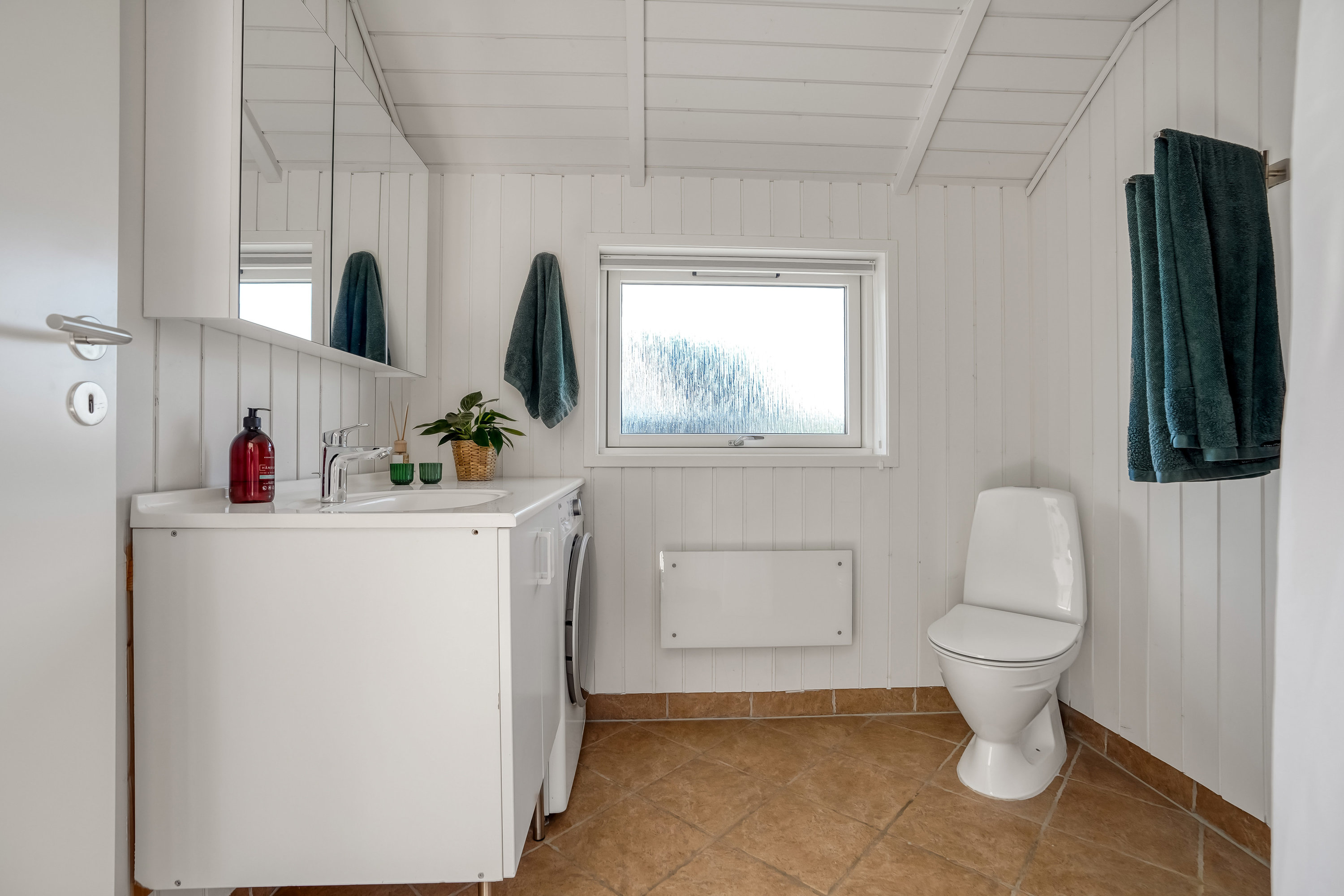 Fremhævet toilet billede i fuldskærmstilstand. Billede af Åvej 18, Varbjerg Strand, 5464 Brenderup Fyn