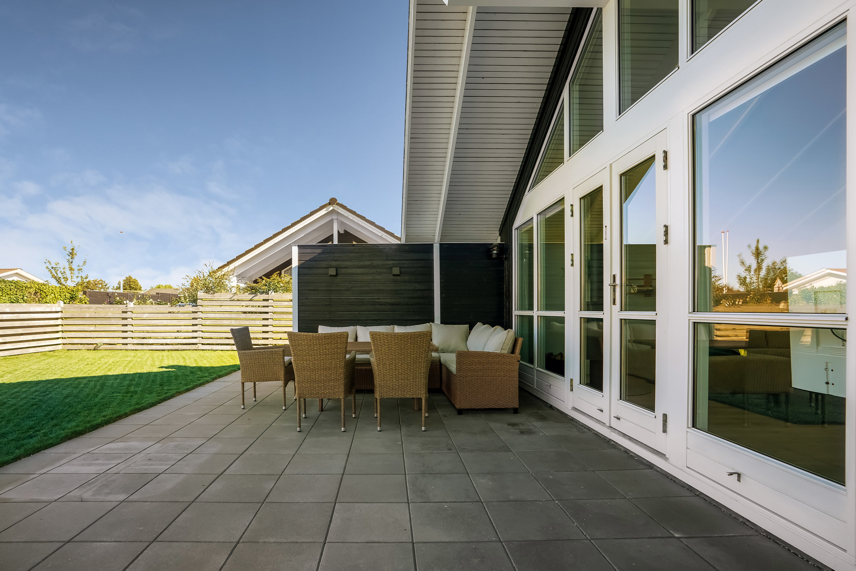 Fremhævet terrasse billede i fuldskærmstilstand. Billede af Åvej 18, Varbjerg Strand, 5464 Brenderup Fyn