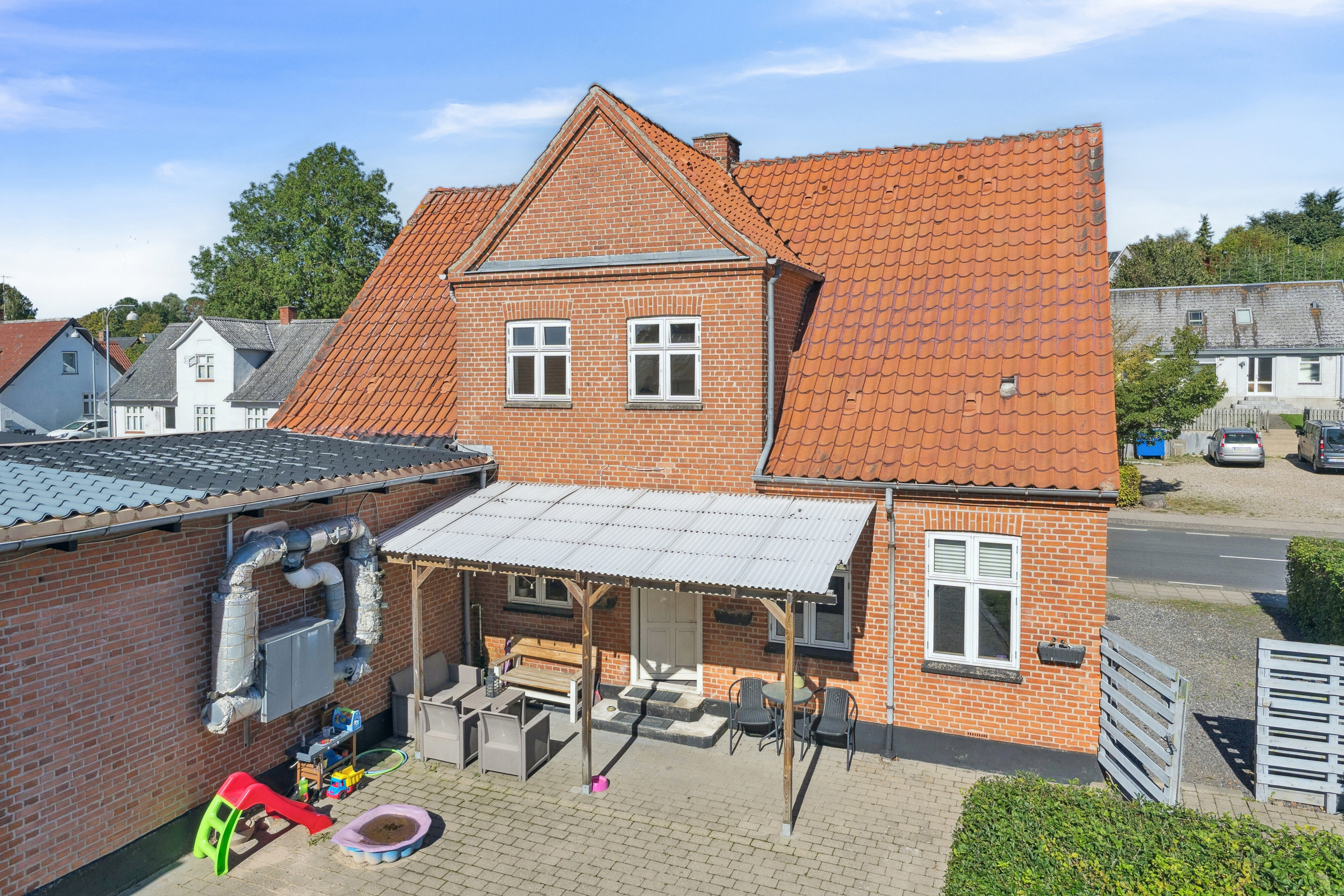 Miniaturebillede 2: set fra vejen. Billede af Hovedgaden 52, Ubby, 4490 Jerslev Sjælland