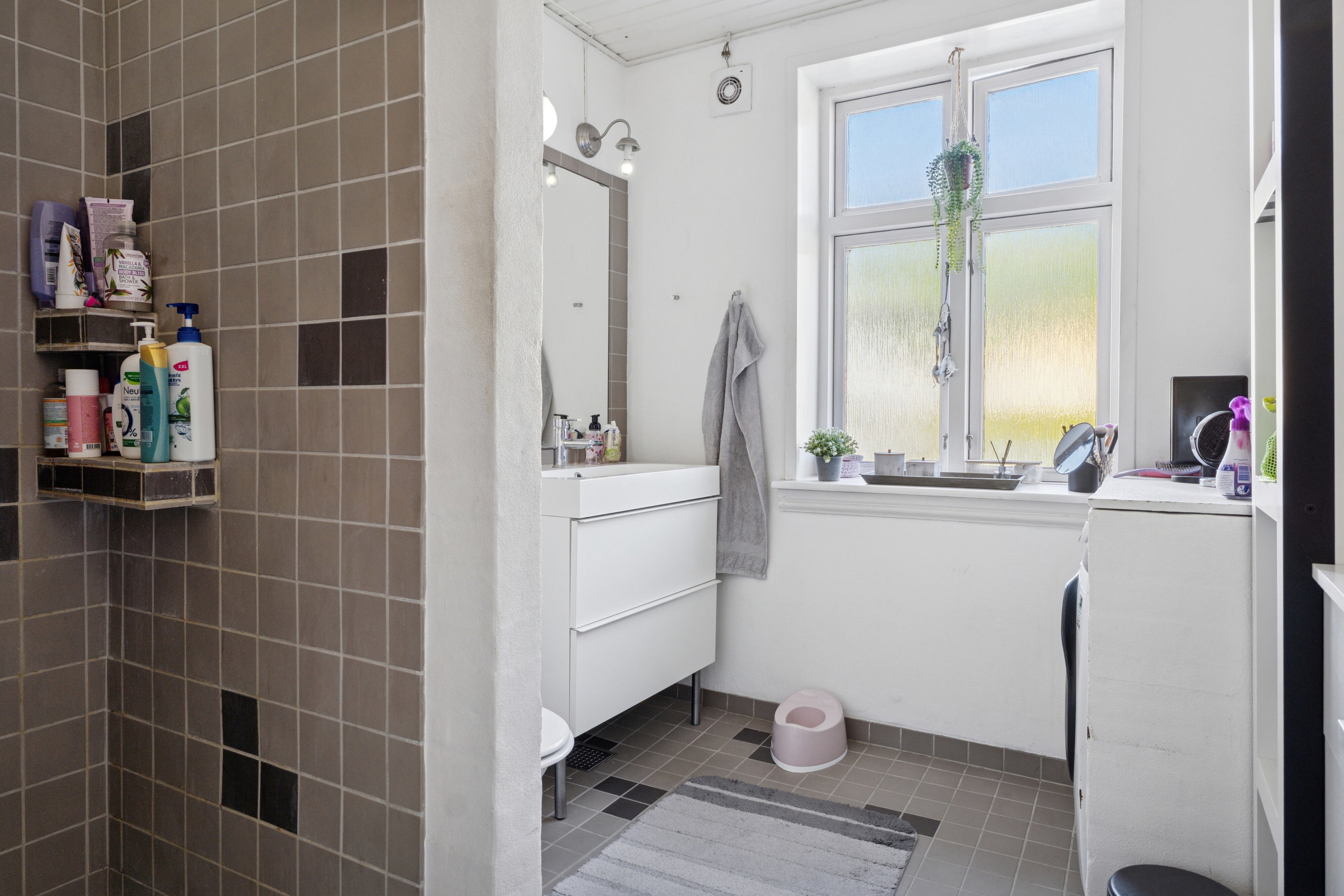 Fremhævet badeværelse billede i fuldskærmstilstand. Billede af Hovedgaden 52, Ubby, 4490 Jerslev Sjælland