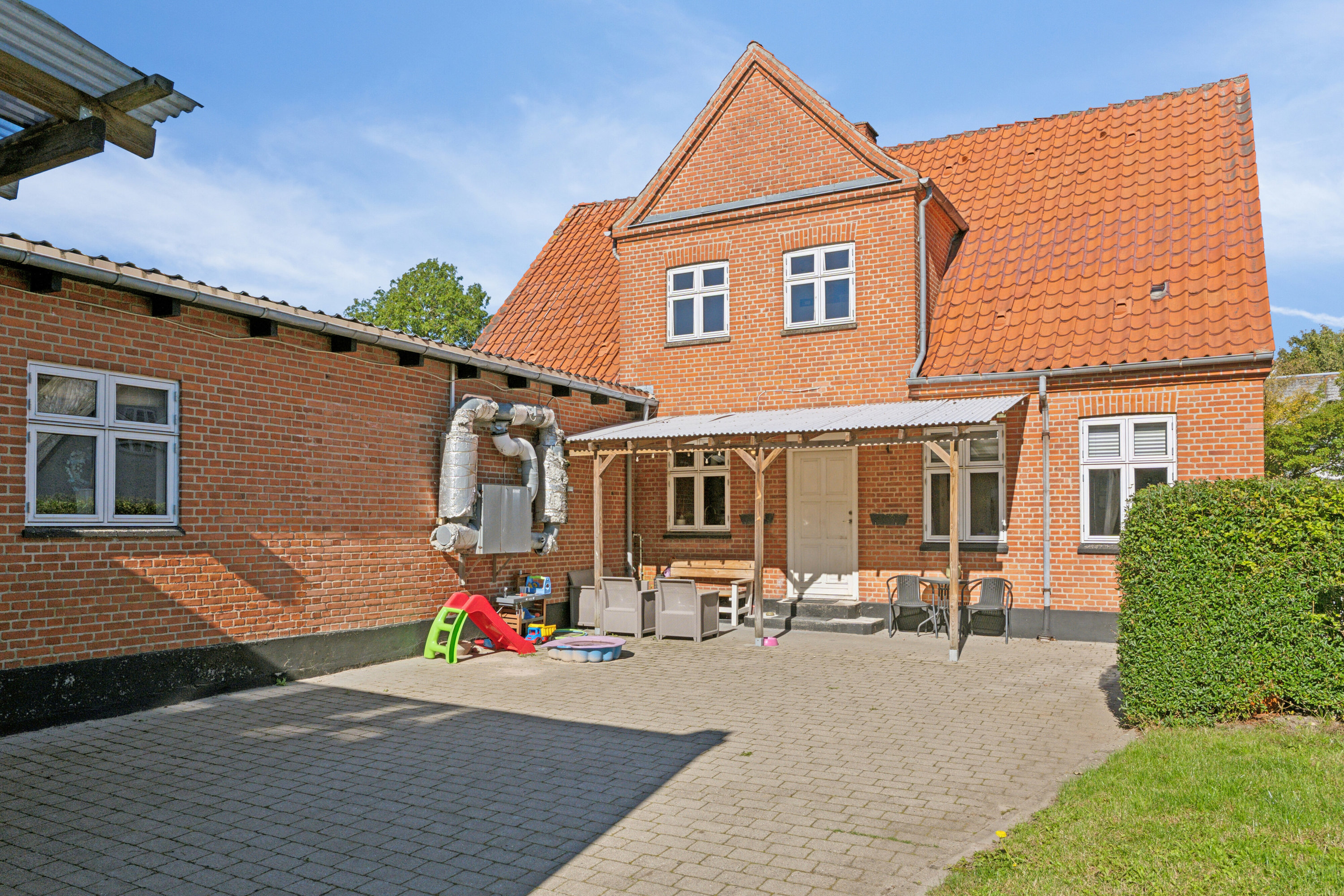 Fremhævet set fra vejen billede i fuldskærmstilstand. Billede af Hovedgaden 52, Ubby, 4490 Jerslev Sjælland