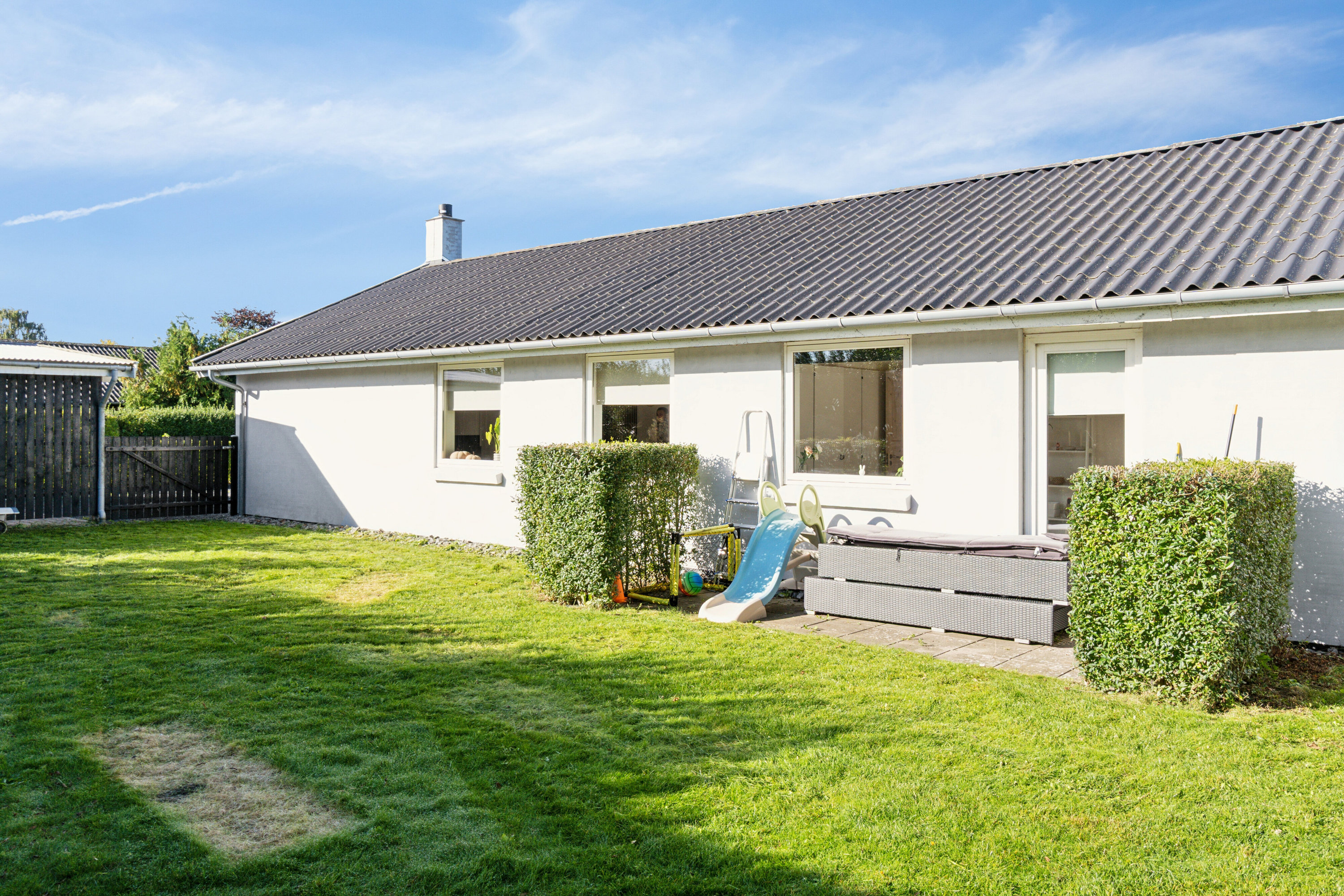 Fremhævet set fra haven billede i fuldskærmstilstand. Billede af Skydevænget 9, 4262 Sandved