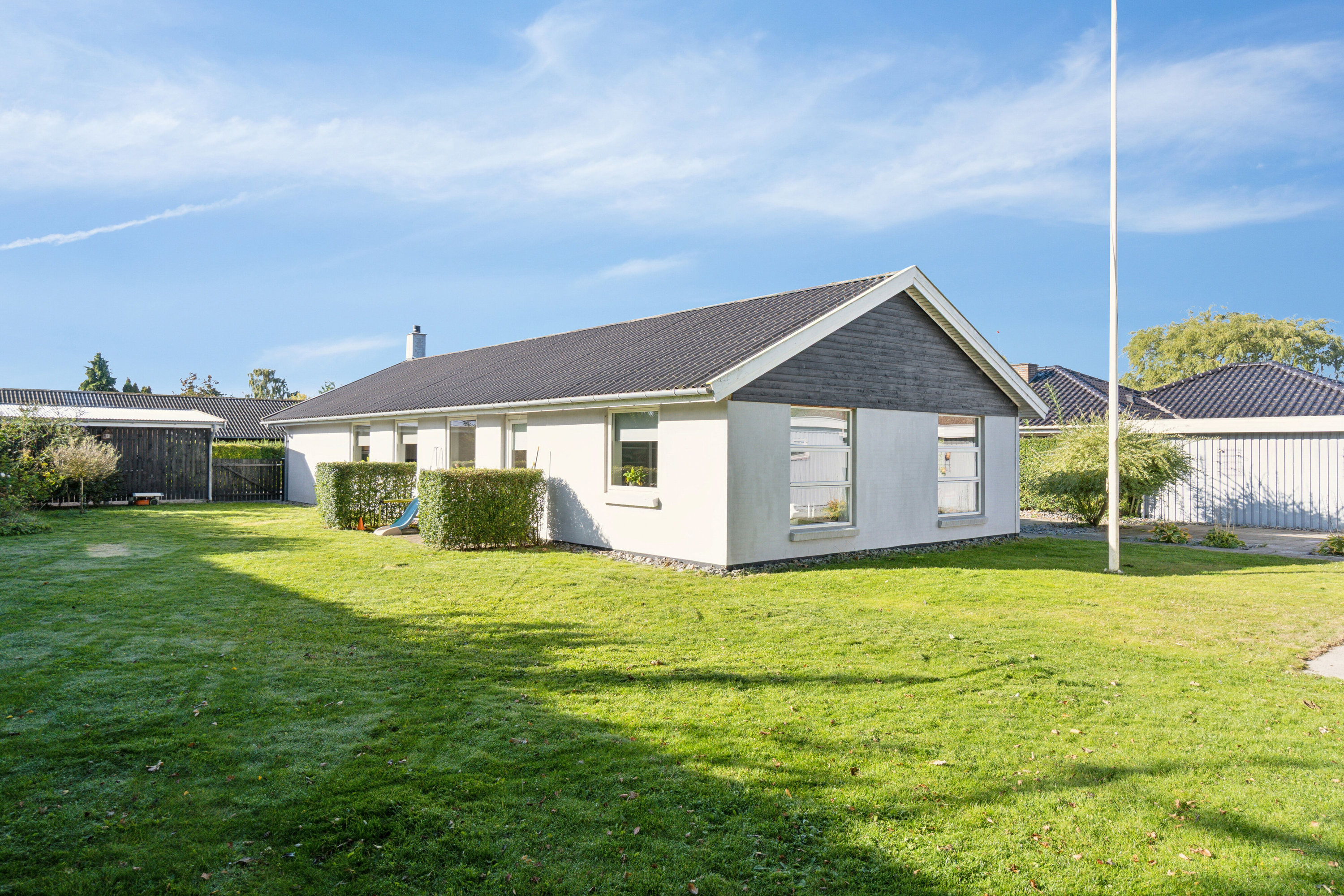 Fremhævet set fra haven billede i fuldskærmstilstand. Billede af Skydevænget 9, 4262 Sandved