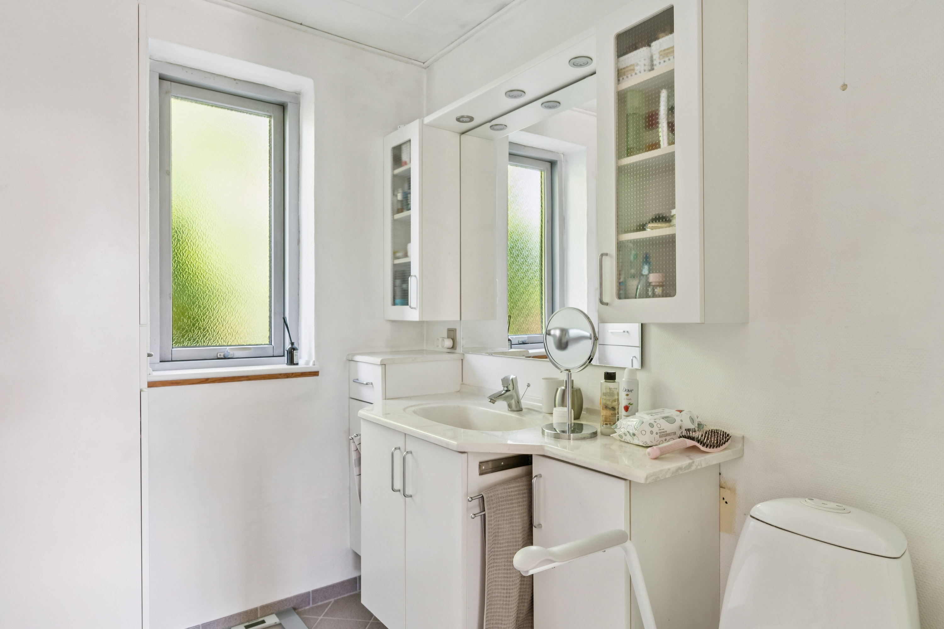 Fremhævet badeværelse billede i fuldskærmstilstand. Billede af Rønvangen 116, 8382 Hinnerup