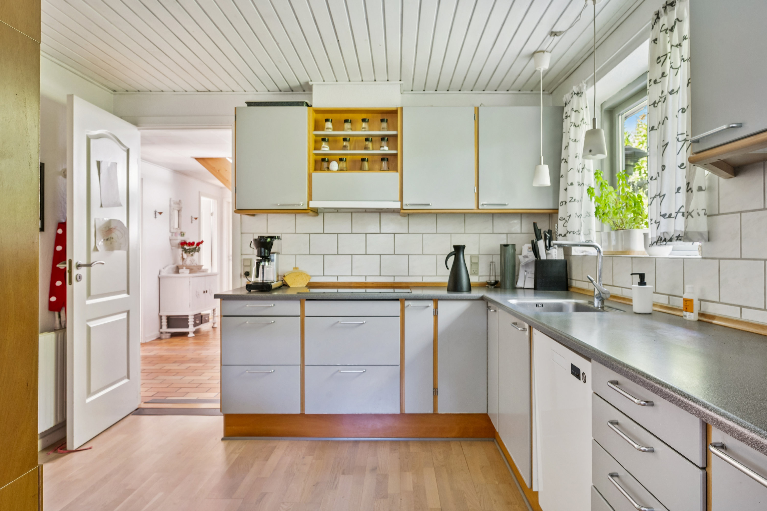 Miniaturebillede 1: køkken. Billede af Rønvangen 116, 8382 Hinnerup