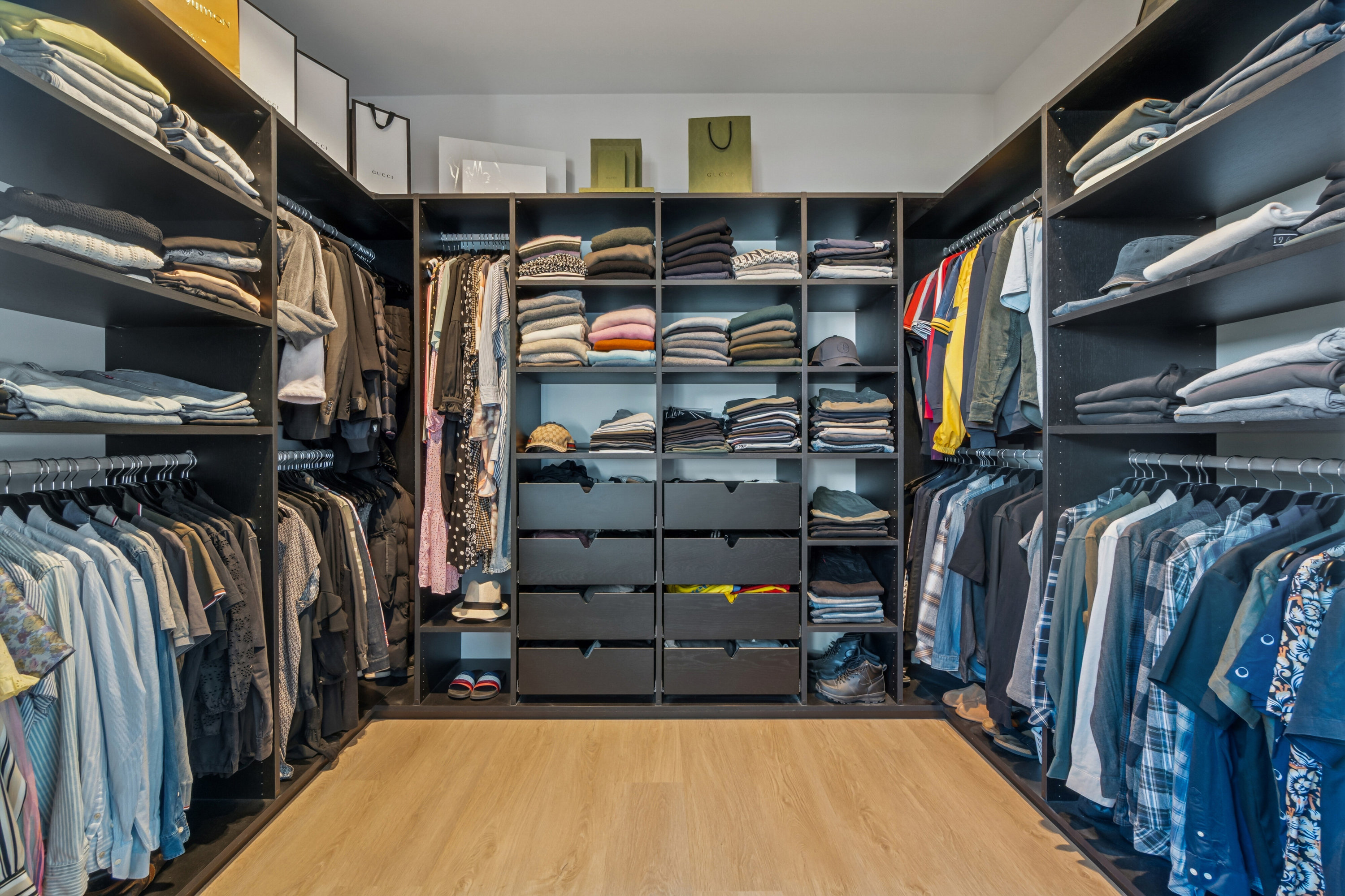 Fremhævet walk-in closet billede i fuldskærmstilstand. Billede af Ejby Alle 23, 2650 Hvidovre