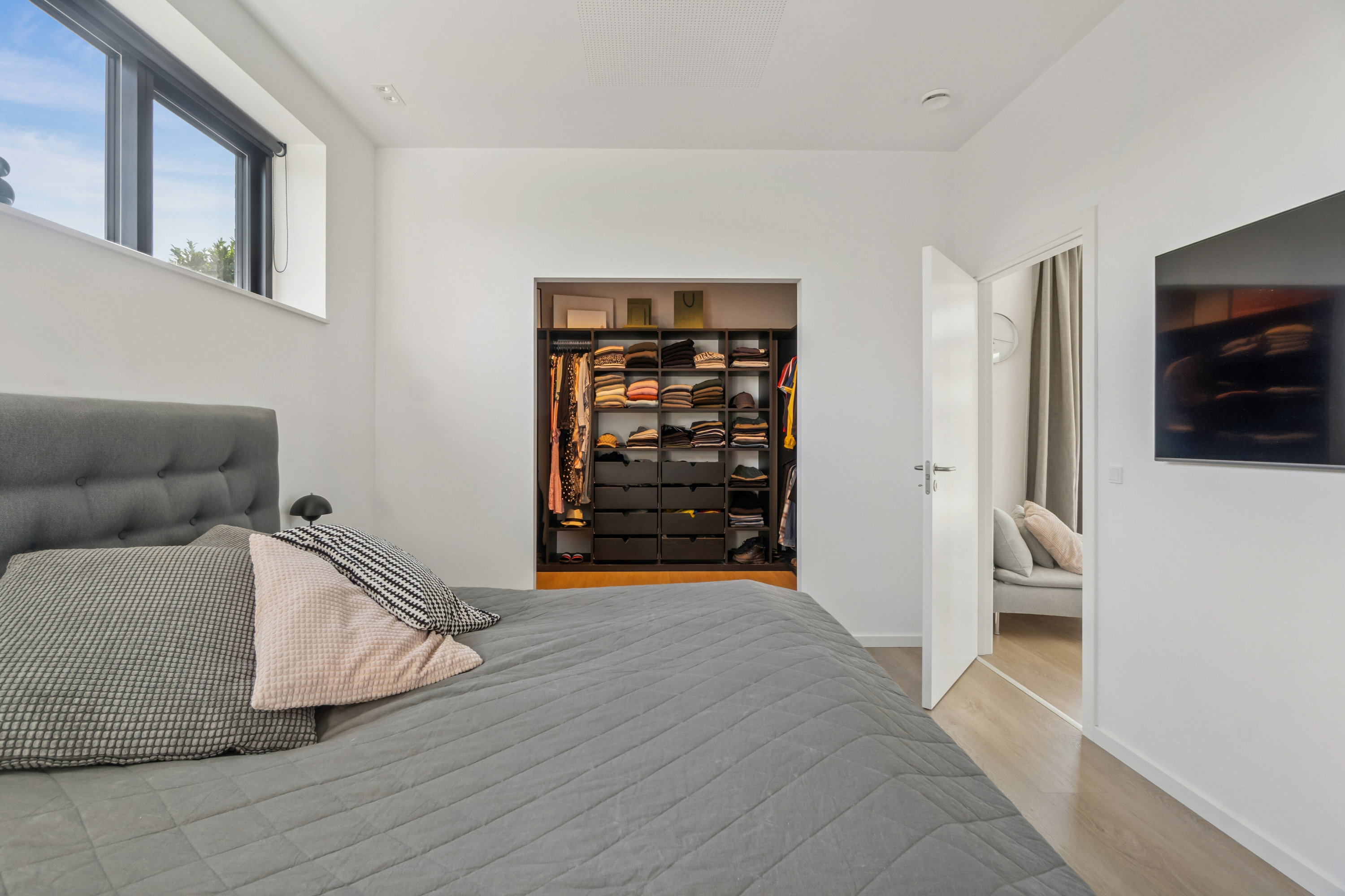 Fremhævet soveværelse billede i fuldskærmstilstand. Billede af Ejby Alle 23, 2650 Hvidovre