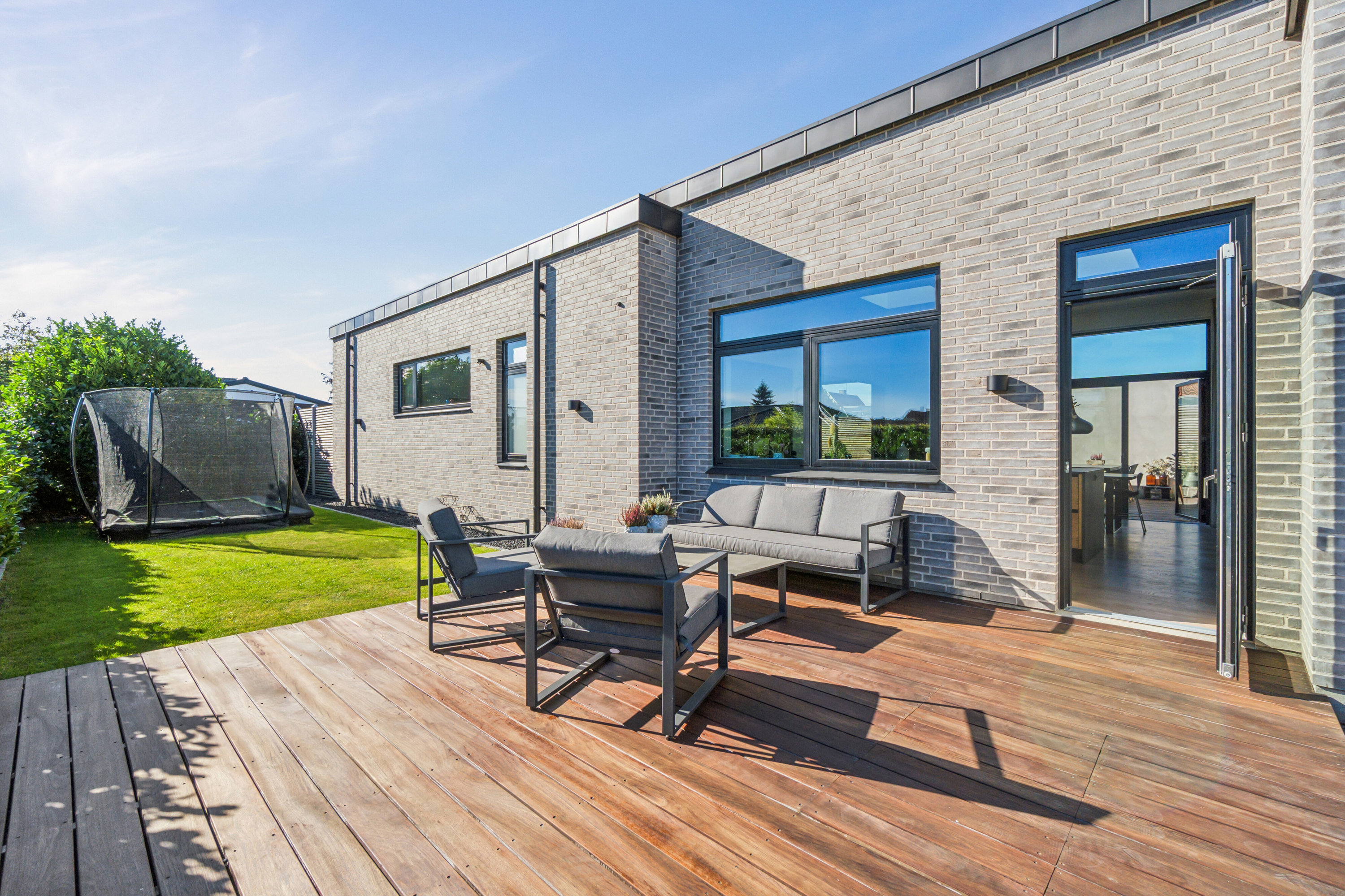 Fremhævet terrasse billede i fuldskærmstilstand. Billede af Ejby Alle 23, 2650 Hvidovre