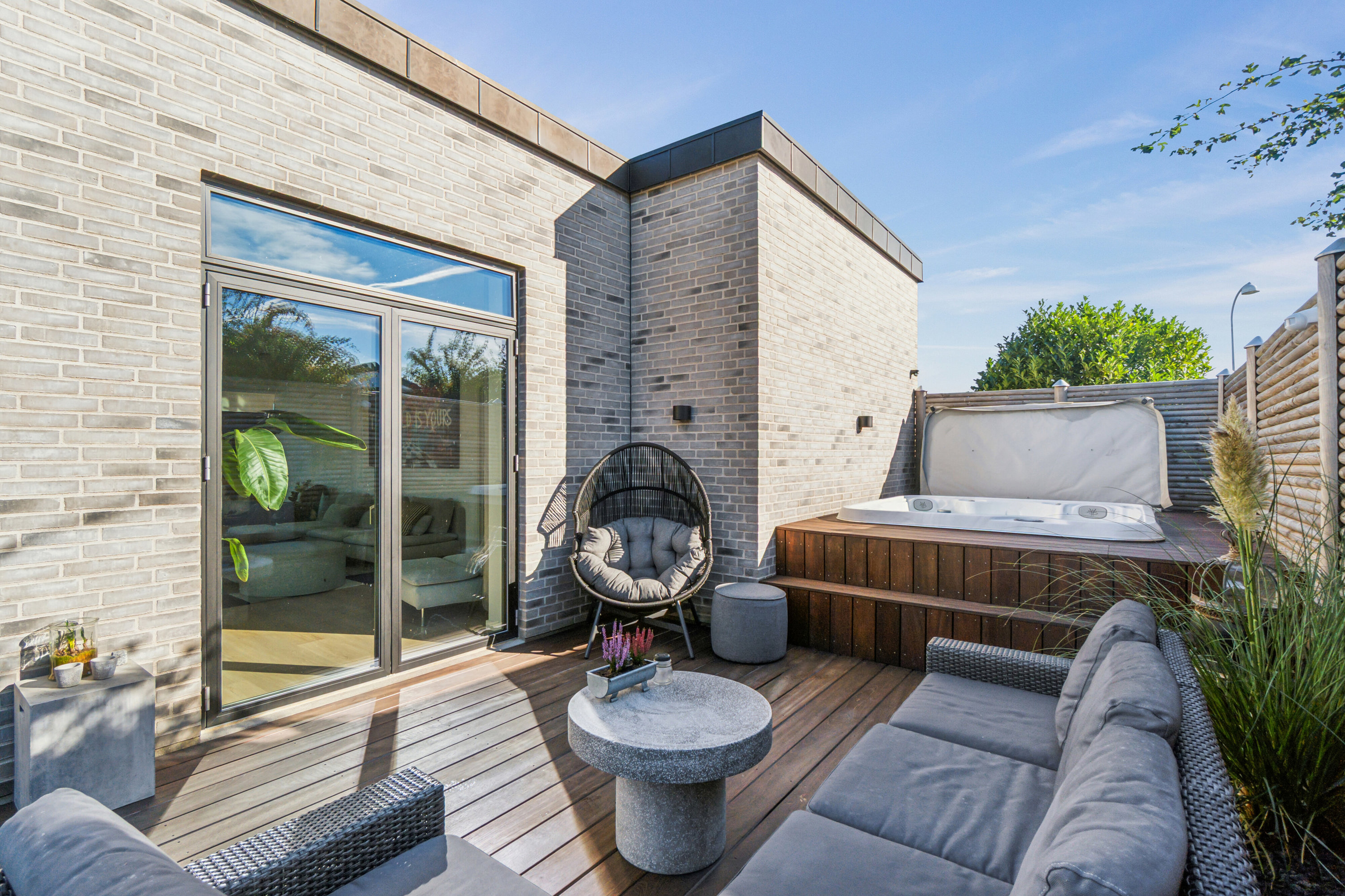 Fremhævet terrasse billede i fuldskærmstilstand. Billede af Ejby Alle 23, 2650 Hvidovre