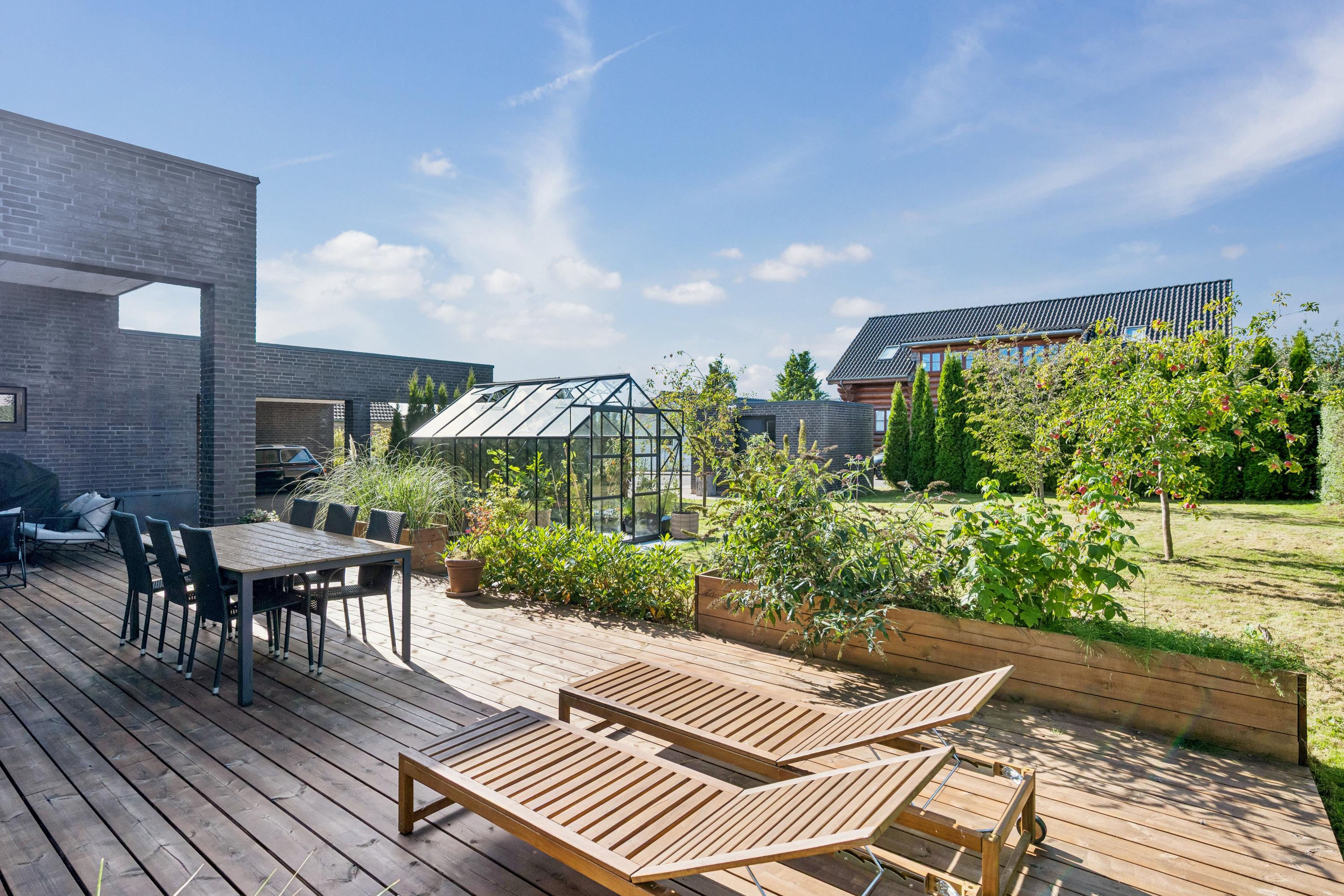 Fremhævet terrasse billede i fuldskærmstilstand. Billede af Korsagervej 4, Foldby, 8382 Hinnerup