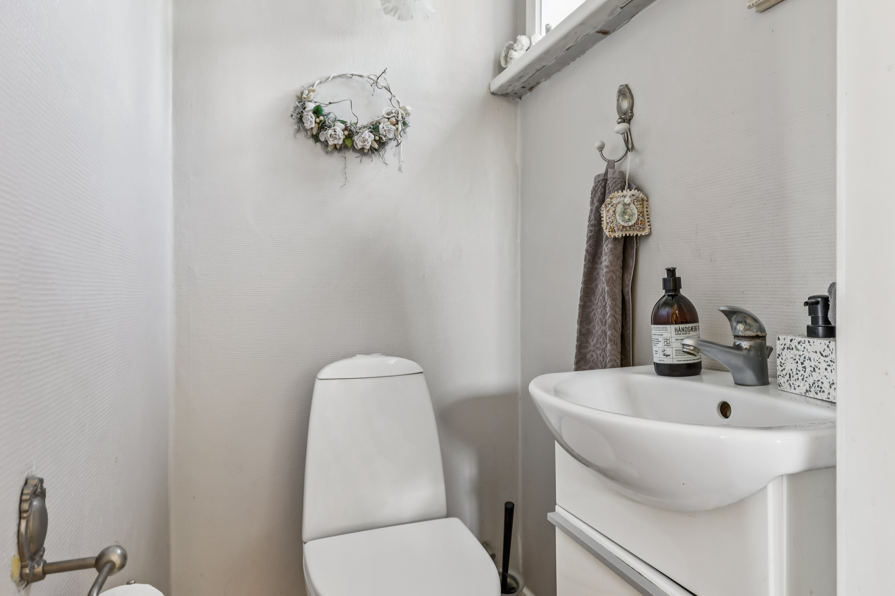 Fremhævet toilet billede i fuldskærmstilstand. Billede af Hovedgaden 107, 4520 Svinninge