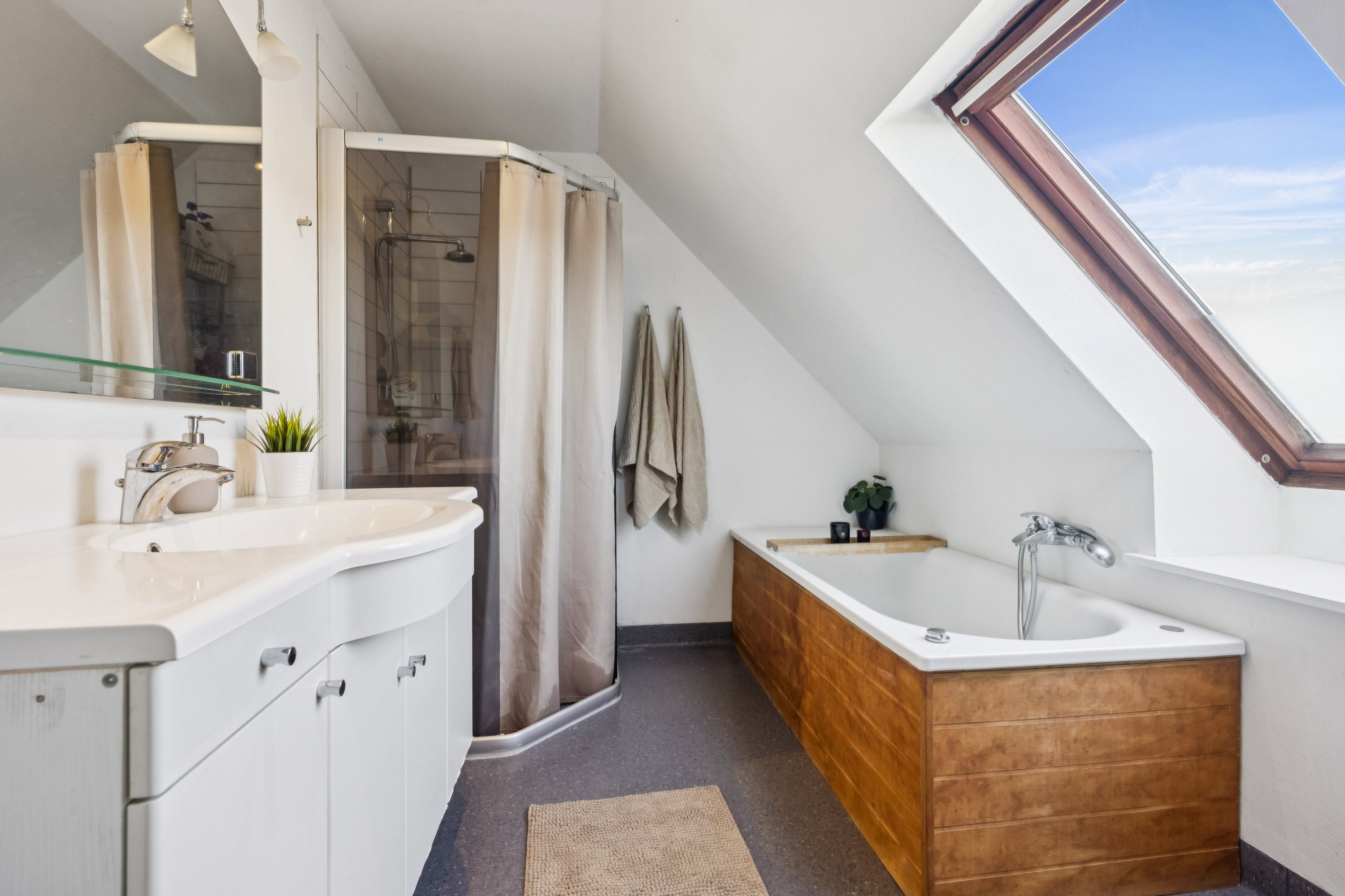 Fremhævet badeværelse billede i fuldskærmstilstand. Billede af Lollvej 5, 9430 Vadum