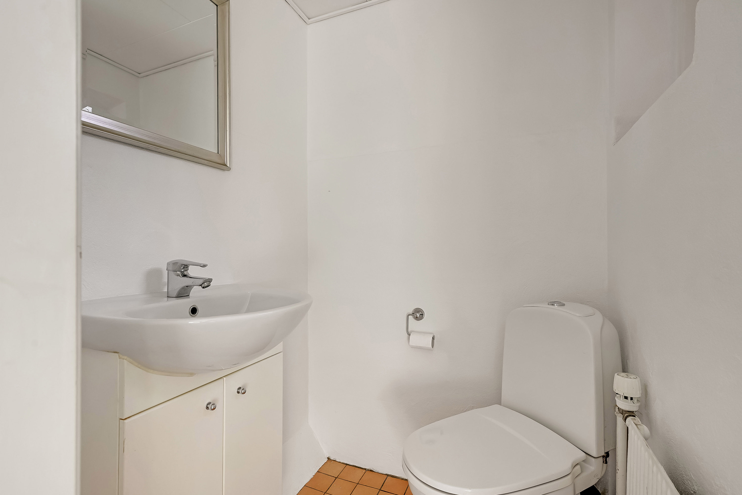 Fremhævet toilet billede i fuldskærmstilstand. Billede af Gåsebakken 1, Hostrup, 6710 Esbjerg V