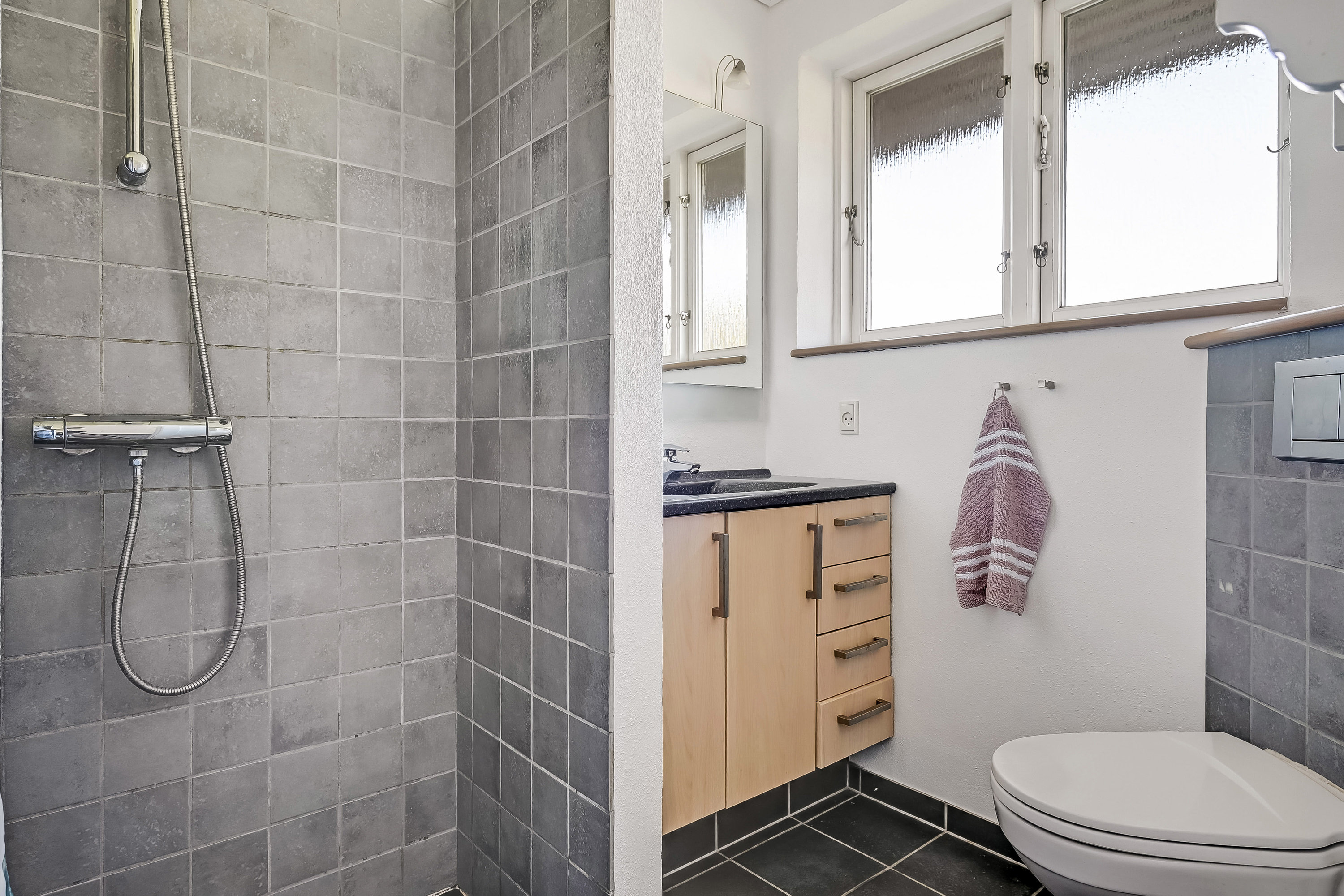 Fremhævet badeværelse billede i fuldskærmstilstand. Billede af Gåsebakken 1, Hostrup, 6710 Esbjerg V