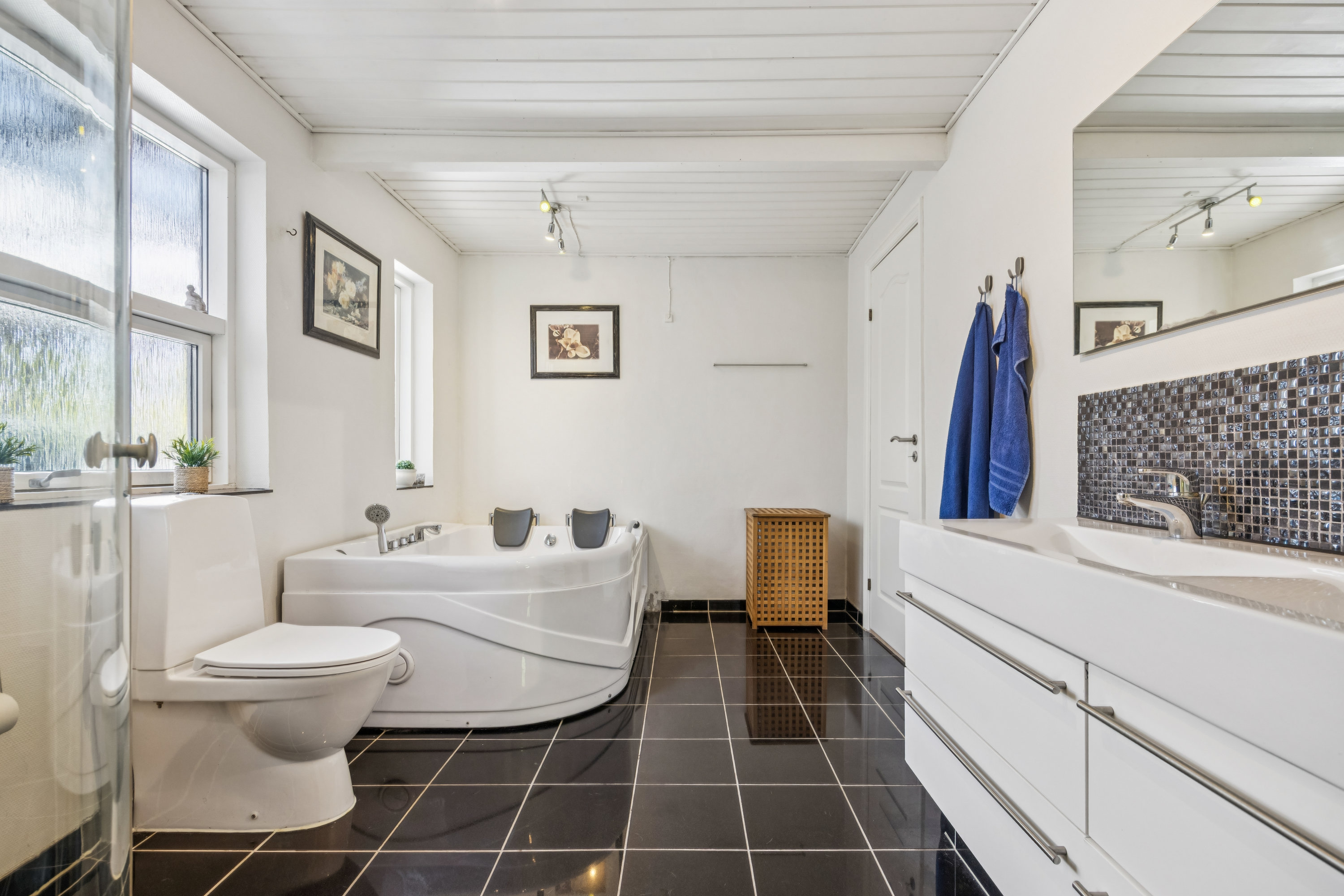 Fremhævet badeværelse billede i fuldskærmstilstand. Billede af Kastanie Alle 9, 9320 Hjallerup