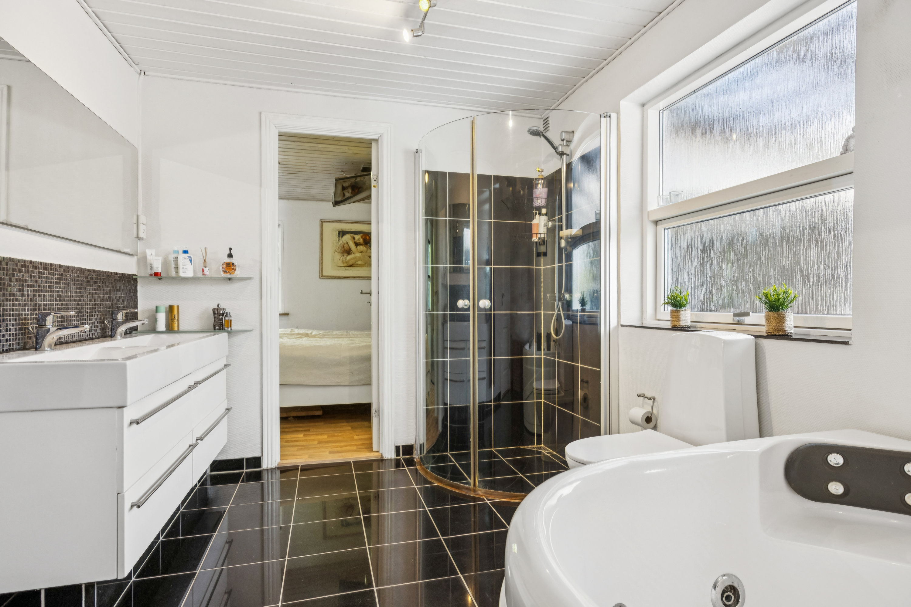 Fremhævet badeværelse billede i fuldskærmstilstand. Billede af Kastanie Alle 9, 9320 Hjallerup