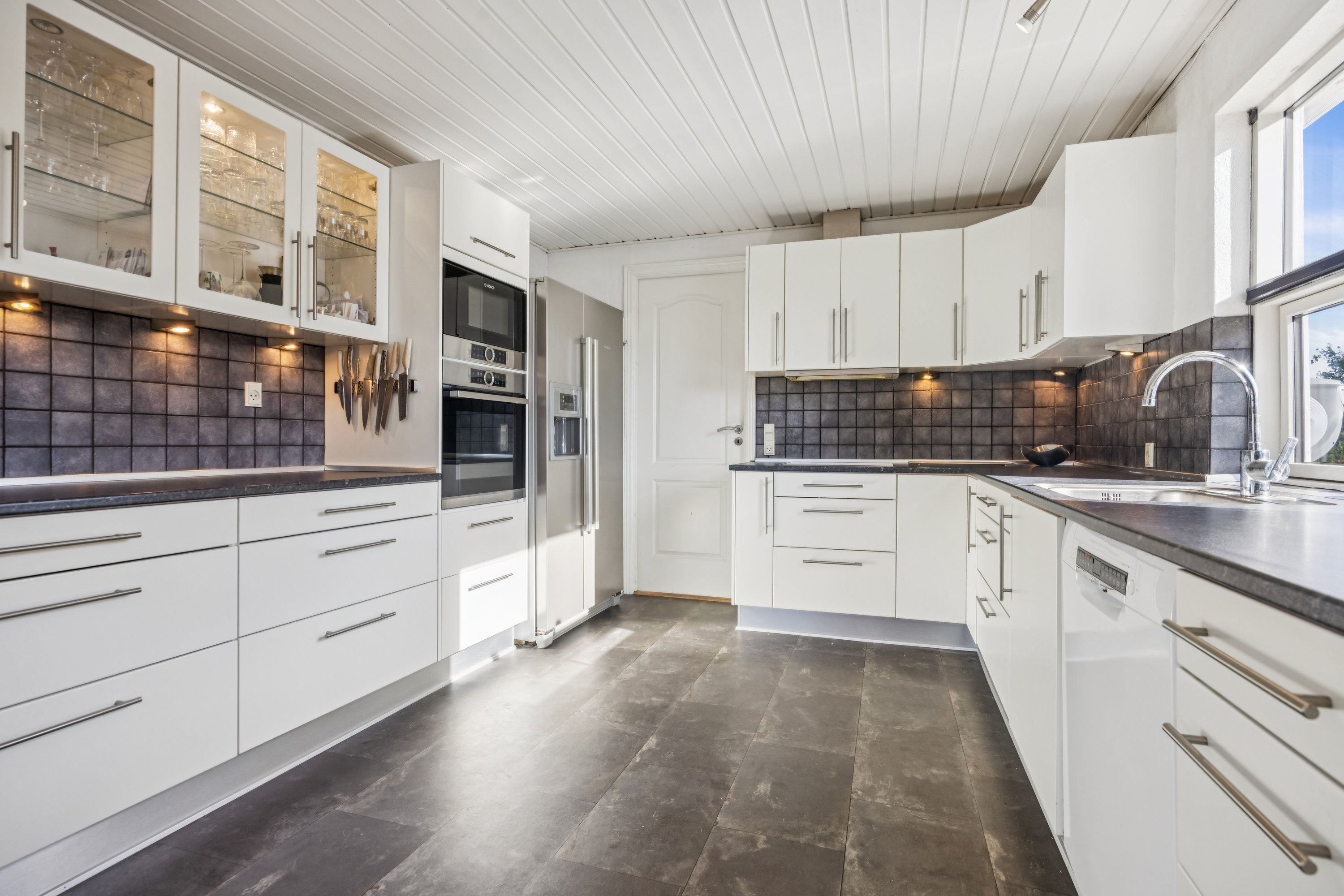 Fremhævet køkken billede i fuldskærmstilstand. Billede af Kastanie Alle 9, 9320 Hjallerup