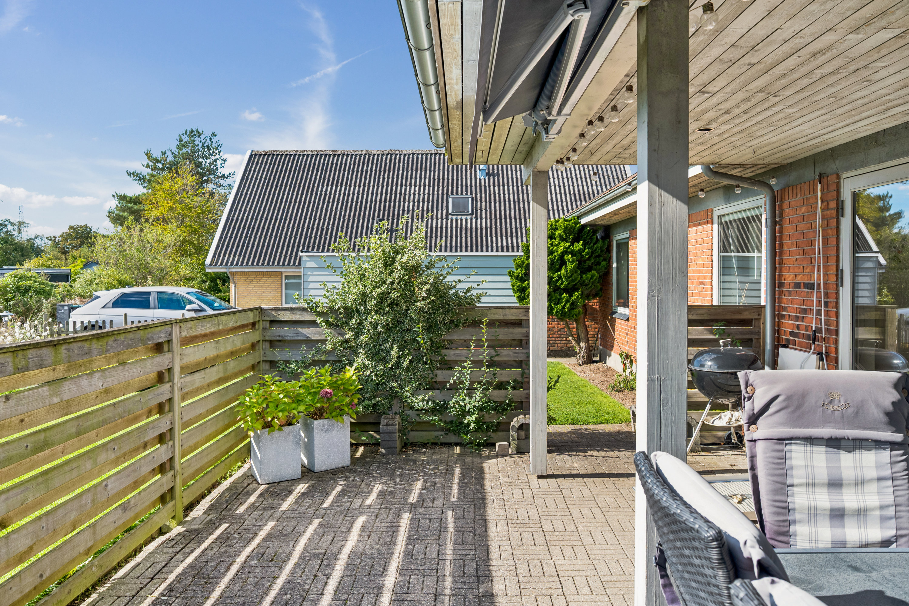 Fremhævet terrasse billede i fuldskærmstilstand. Billede af Rønvangen 116, 8382 Hinnerup