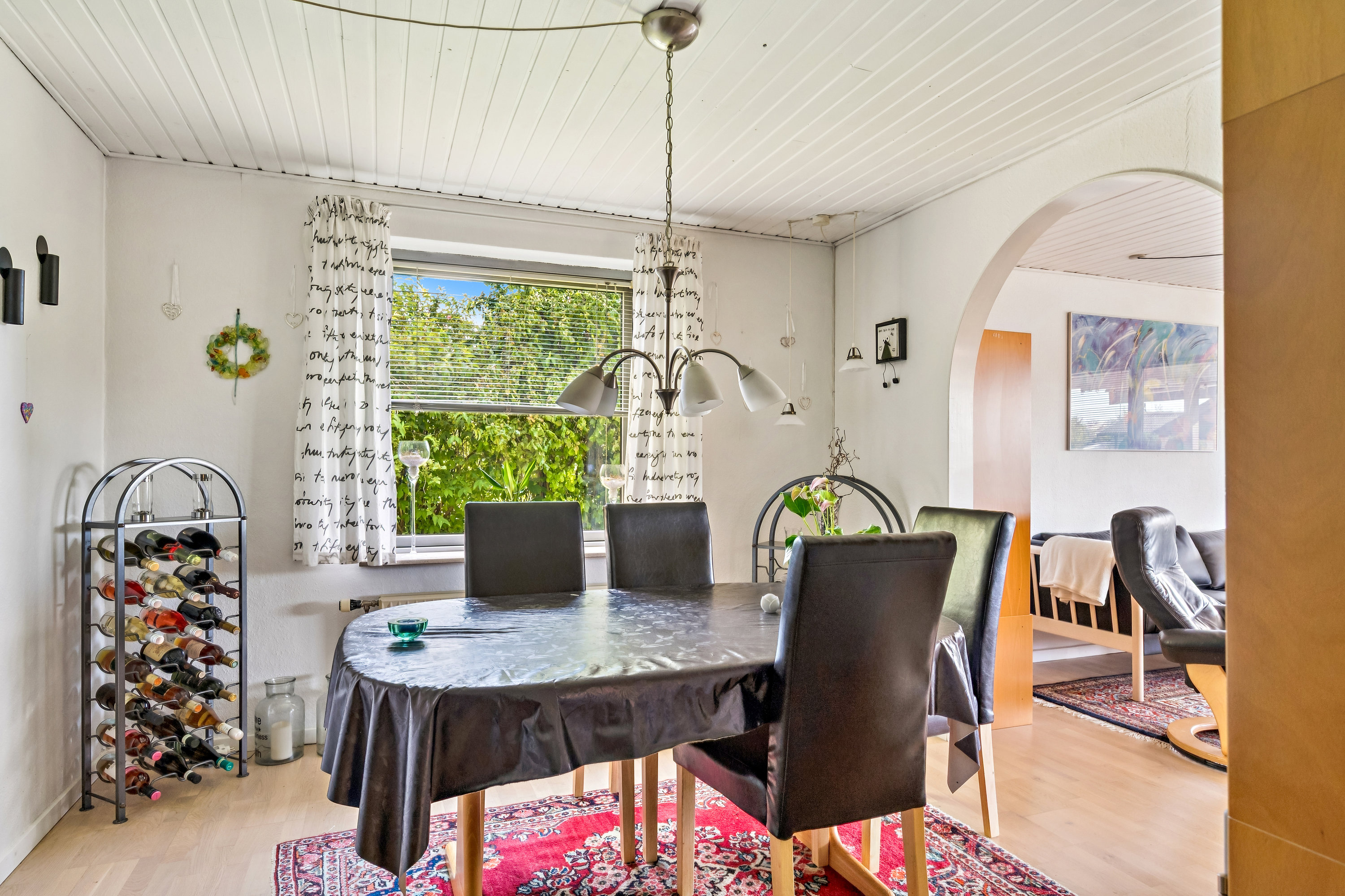 Fremhævet stue billede i fuldskærmstilstand. Billede af Rønvangen 116, 8382 Hinnerup