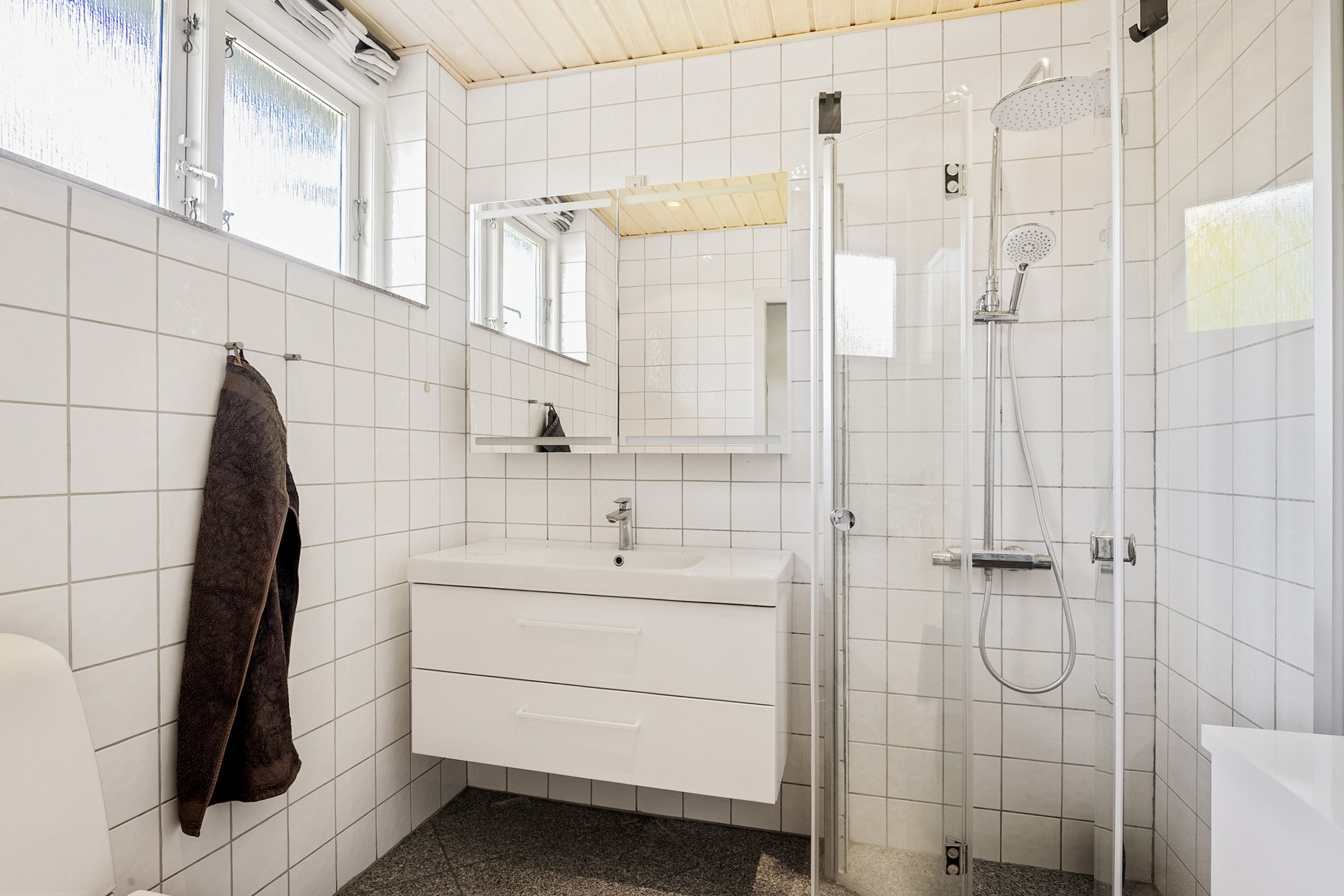 Fremhævet badeværelse billede i fuldskærmstilstand. Billede af Tjørnebakken 29, 6100 Haderslev