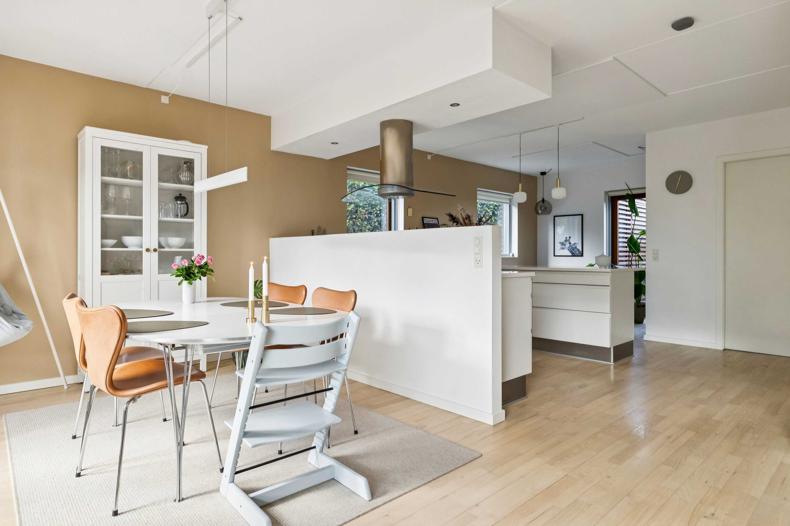 Fremhævet køkken/alrum billede i fuldskærmstilstand. Billede af Kongefolden 37, Skanderborg Bakker, 8660 Skanderborg