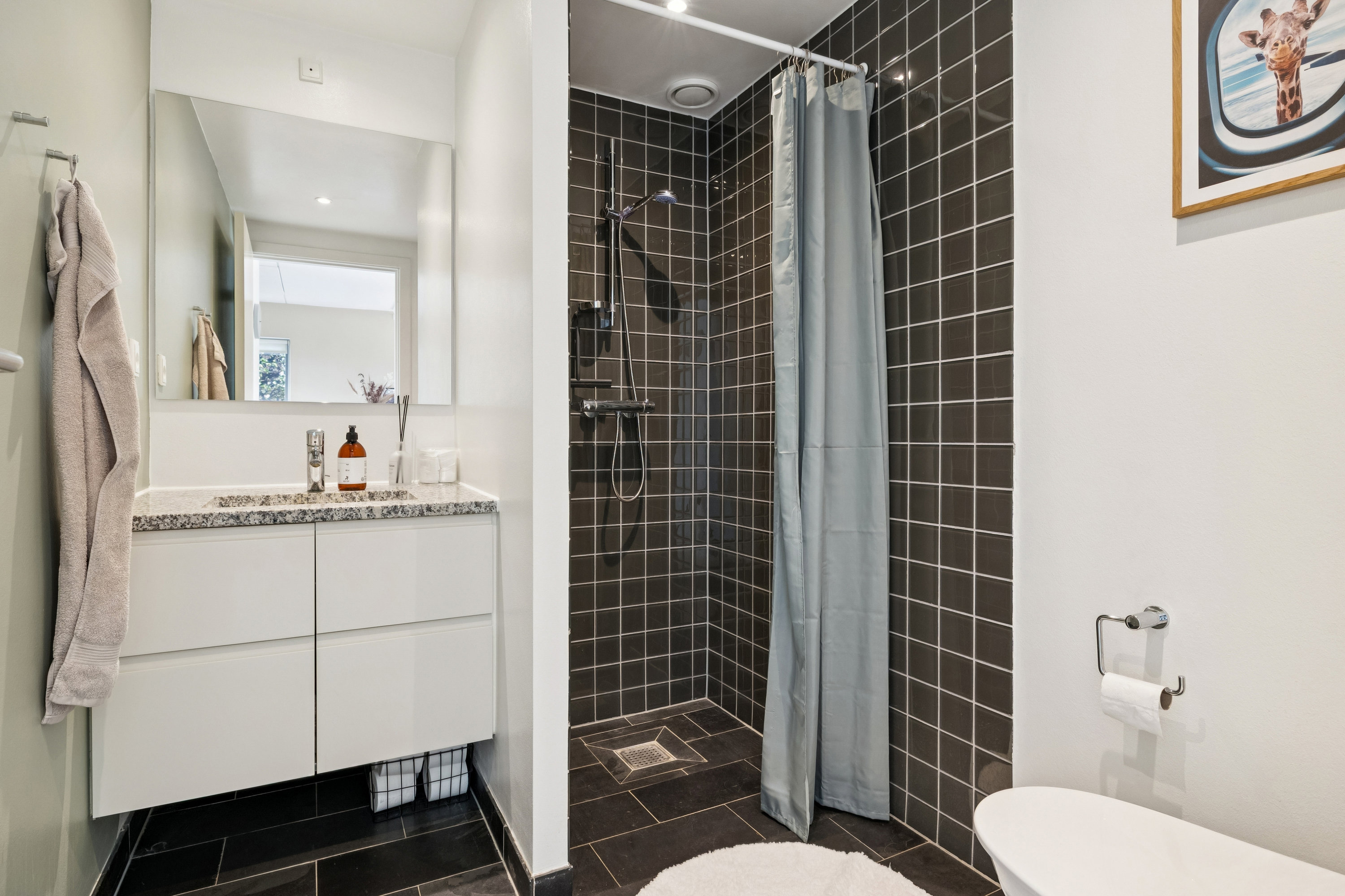 Fremhævet badeværelse billede i fuldskærmstilstand. Billede af Kongefolden 37, Skanderborg Bakker, 8660 Skanderborg