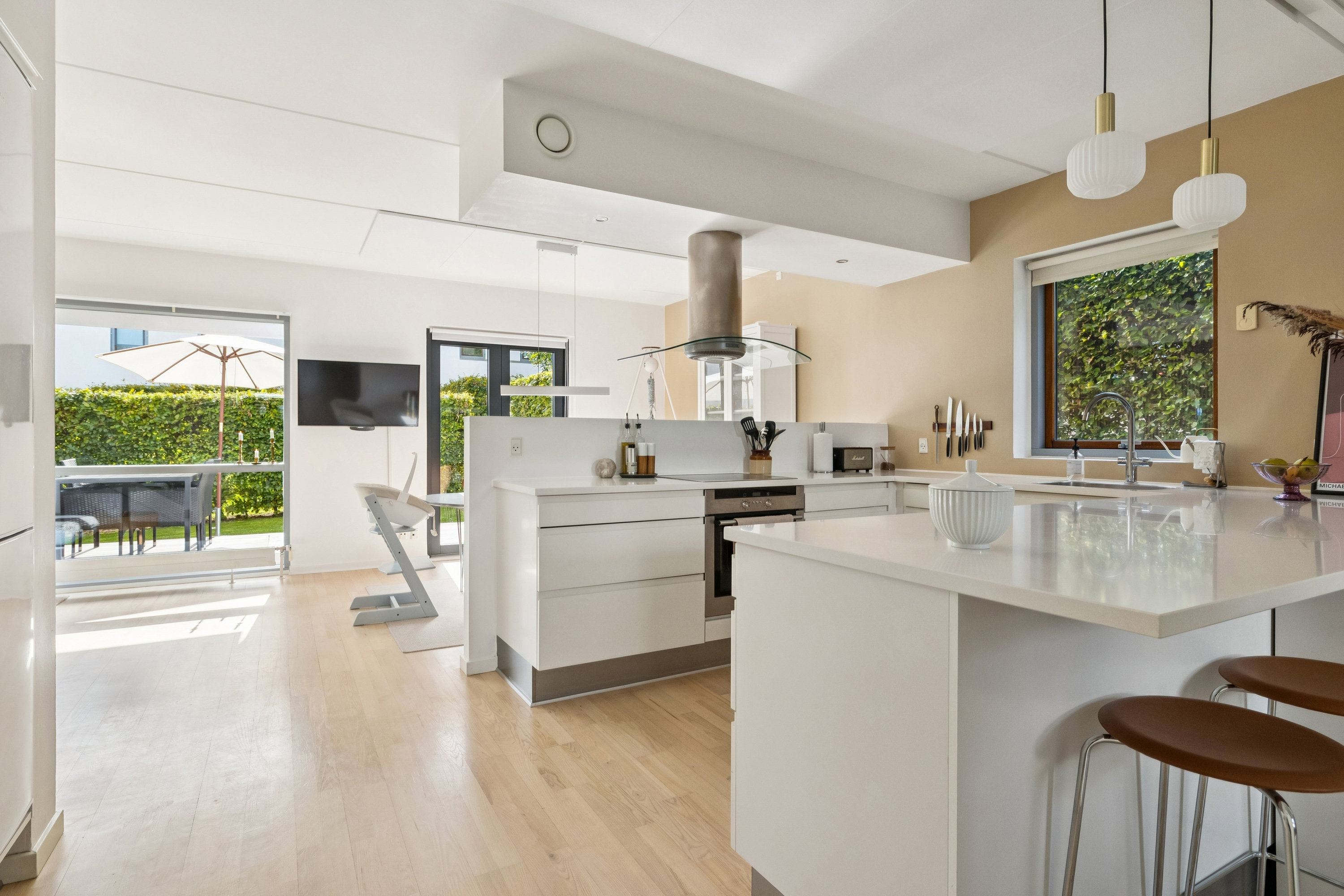 Fremhævet køkken/alrum billede i fuldskærmstilstand. Billede af Kongefolden 37, Skanderborg Bakker, 8660 Skanderborg