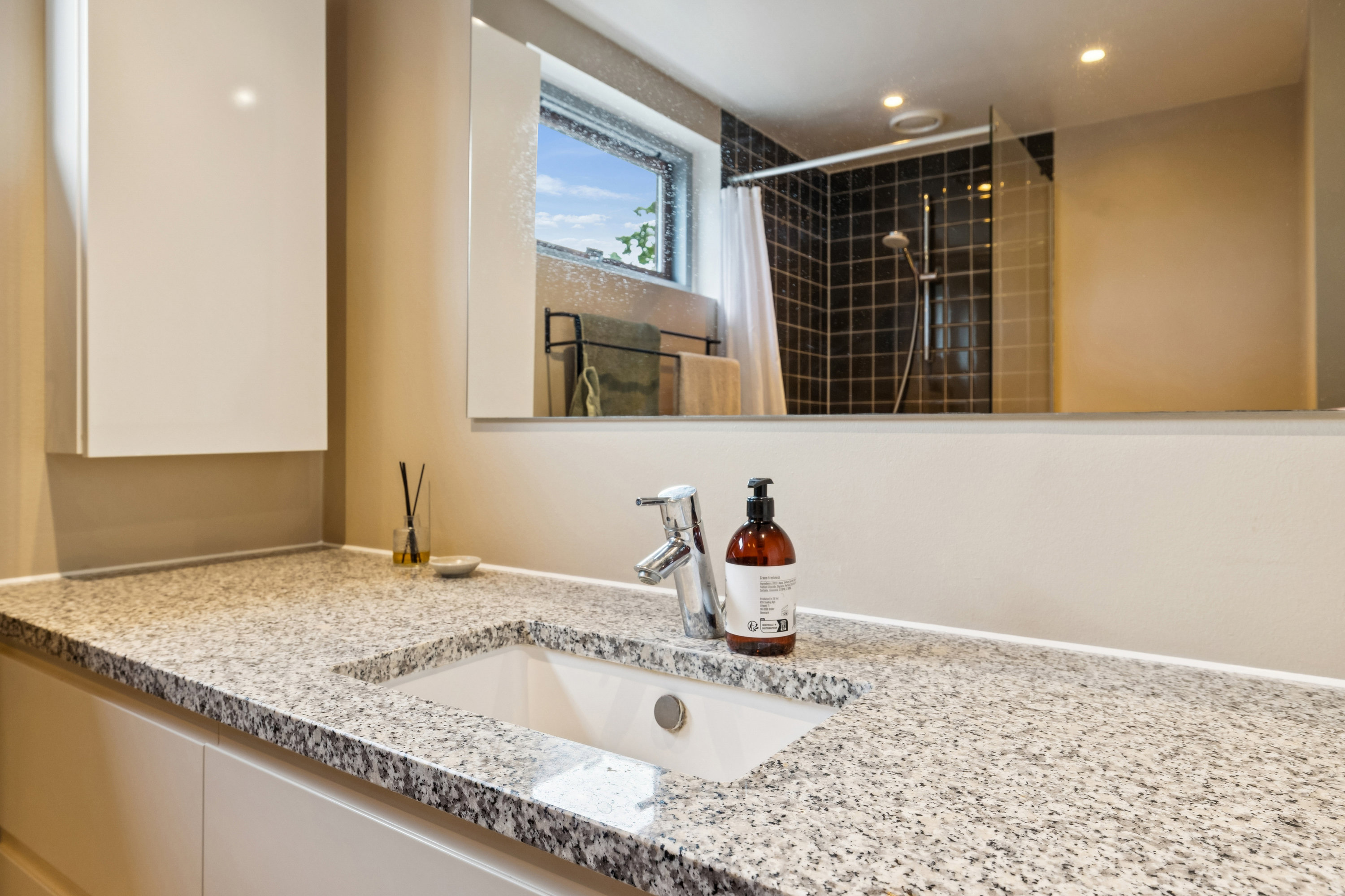 Fremhævet badeværelse - 1. sal billede i fuldskærmstilstand. Billede af Kongefolden 37, Skanderborg Bakker, 8660 Skanderborg