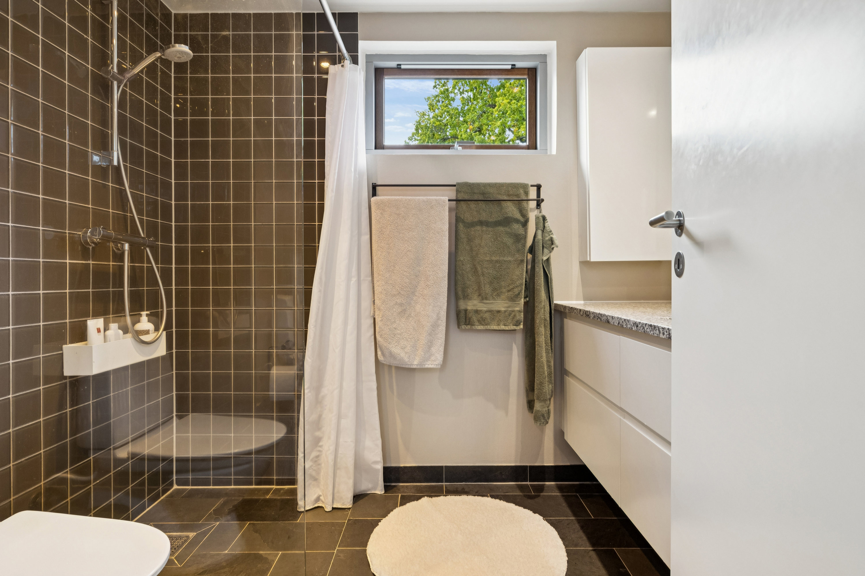 Fremhævet badeværelse - 1. sal billede i fuldskærmstilstand. Billede af Kongefolden 37, Skanderborg Bakker, 8660 Skanderborg