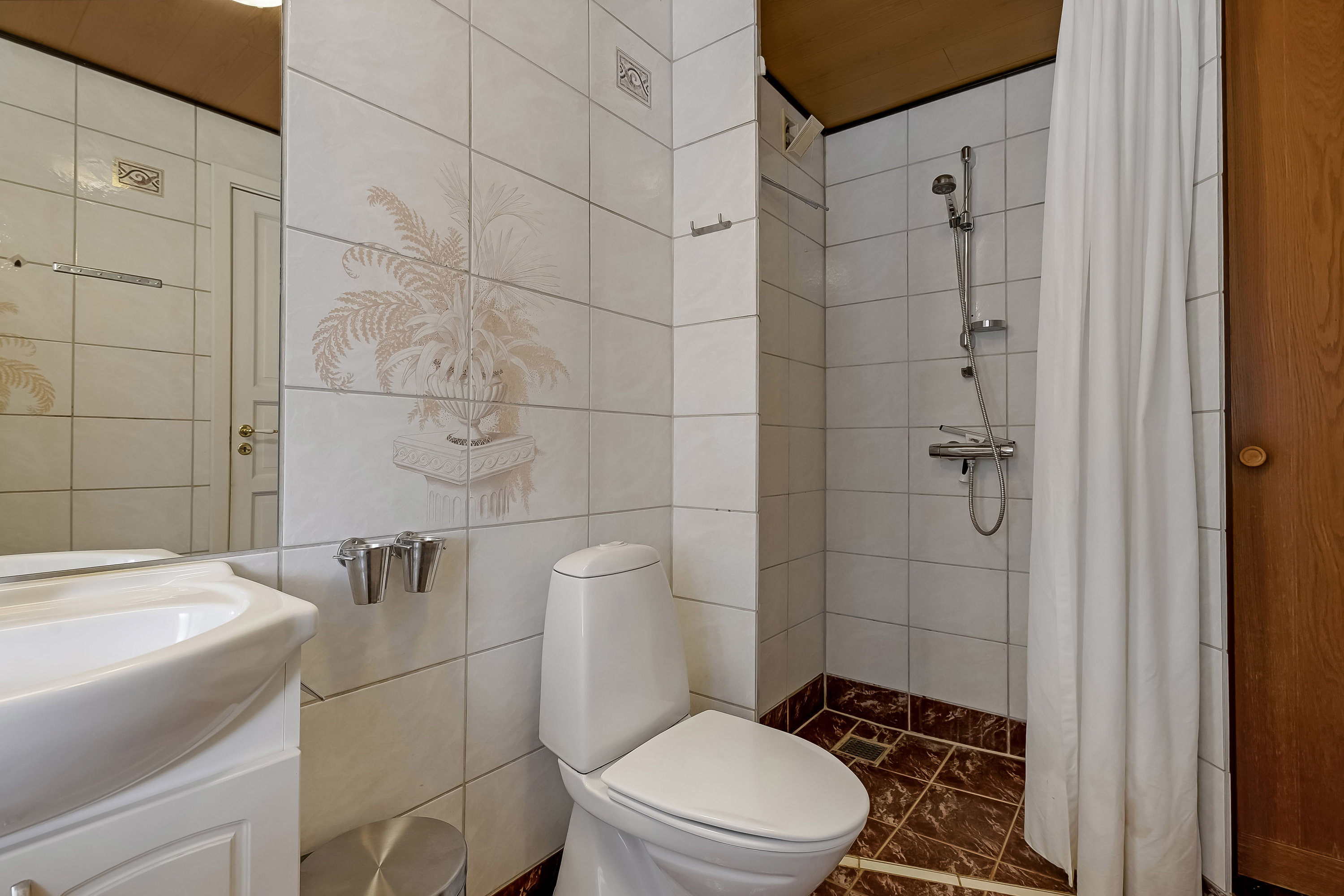 Fremhævet badeværelse billede i fuldskærmstilstand. Billede af Tangsgårdsvej 3, Bur, 7570 Vemb