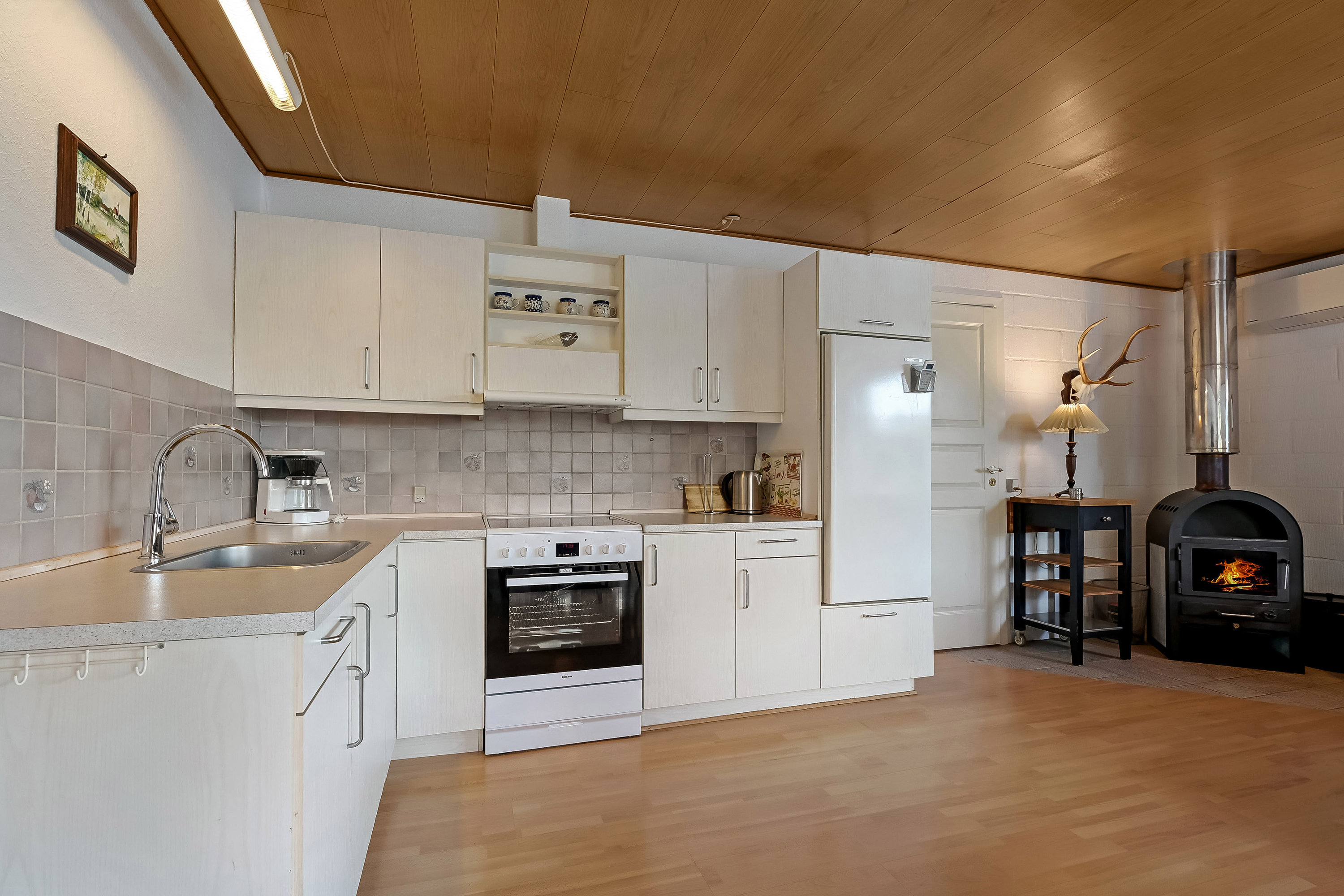 Fremhævet køkken billede i fuldskærmstilstand. Billede af Tangsgårdsvej 3, Bur, 7570 Vemb