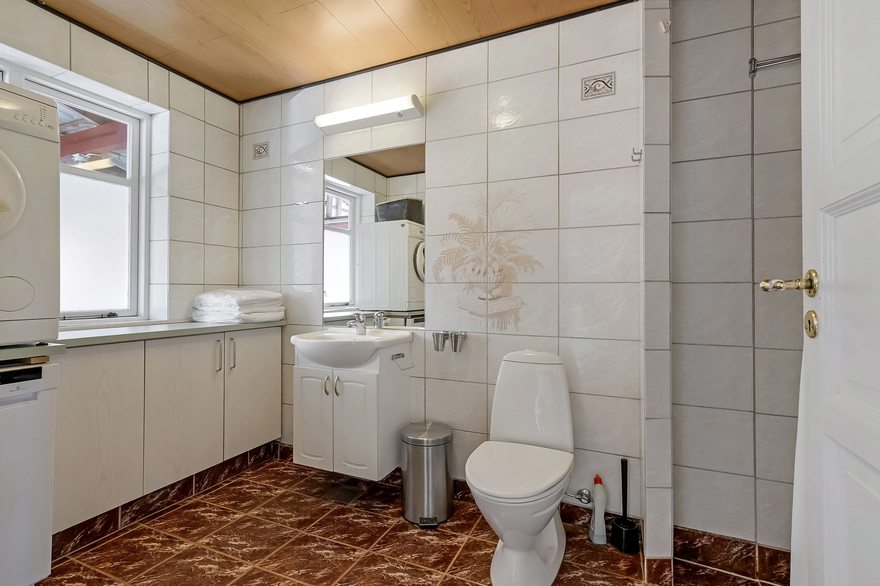 Fremhævet badeværelse billede i fuldskærmstilstand. Billede af Tangsgårdsvej 3, Bur, 7570 Vemb