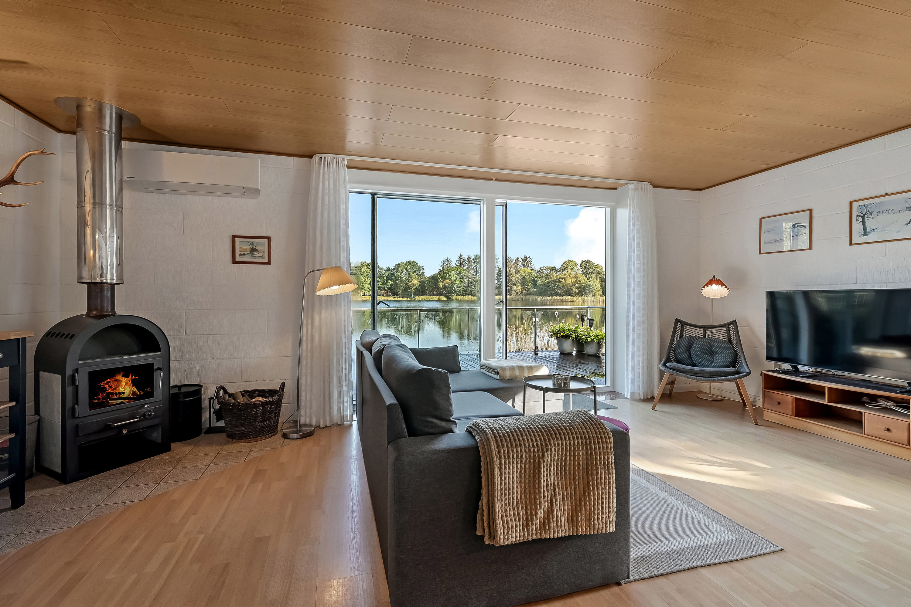 Fremhævet stue billede i fuldskærmstilstand. Billede af Tangsgårdsvej 3, Bur, 7570 Vemb