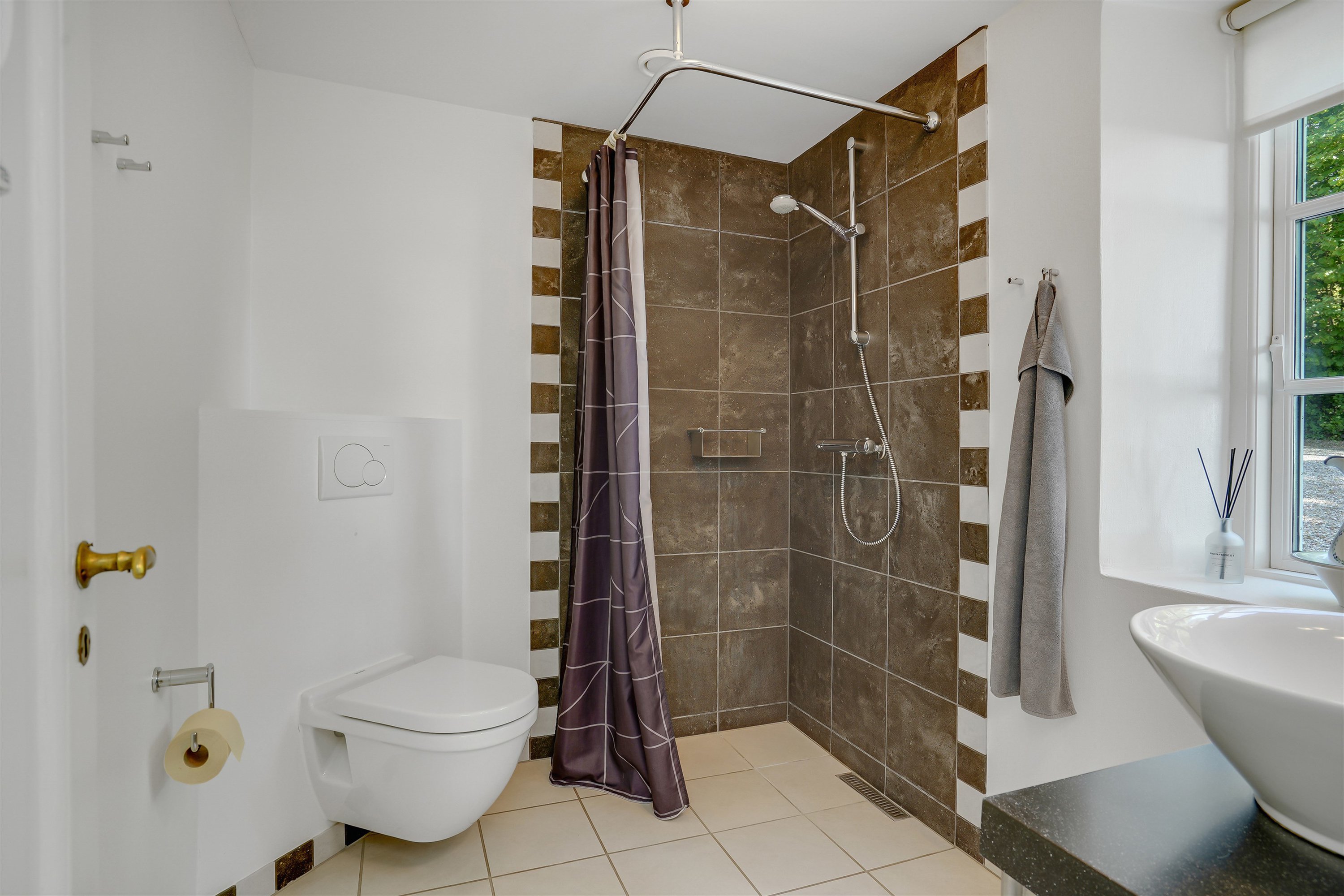 Fremhævet badeværelse billede i fuldskærmstilstand. Billede af Munkemøllevej 6, 6300 Gråsten