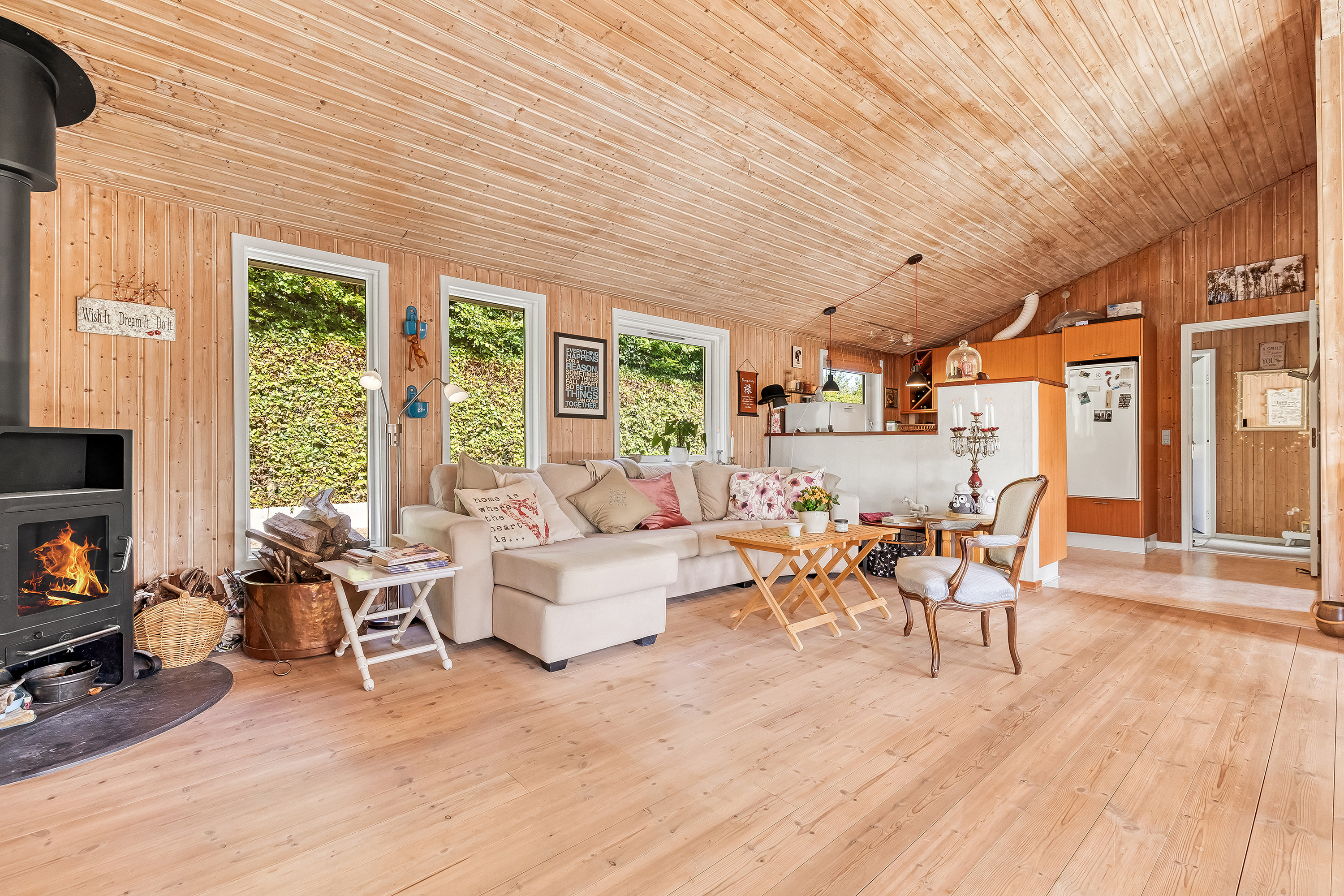 Fremhævet stue billede i fuldskærmstilstand. Billede af Langs Hegnet 14, 3310 Ølsted