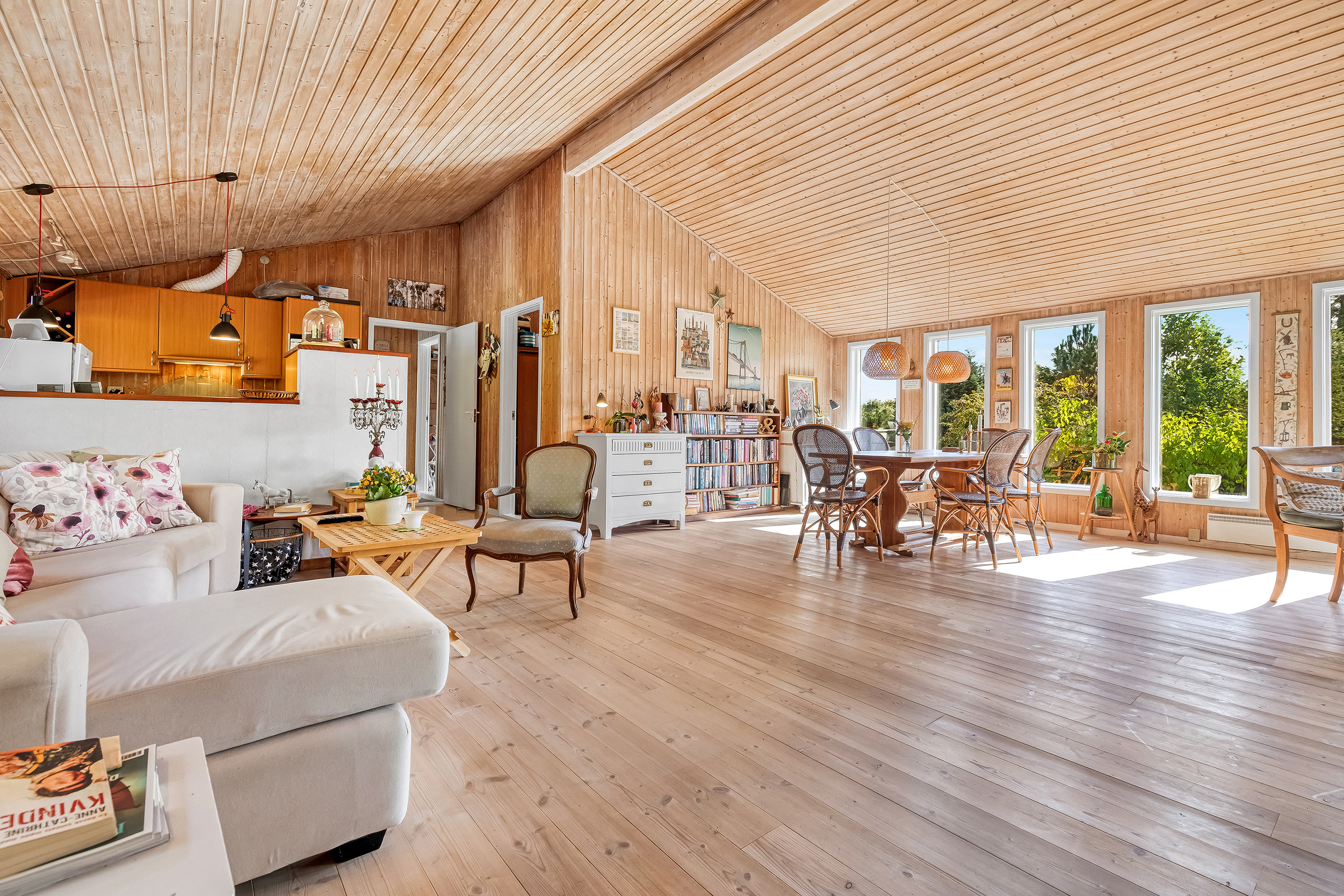 Fremhævet stue billede i fuldskærmstilstand. Billede af Langs Hegnet 14, 3310 Ølsted