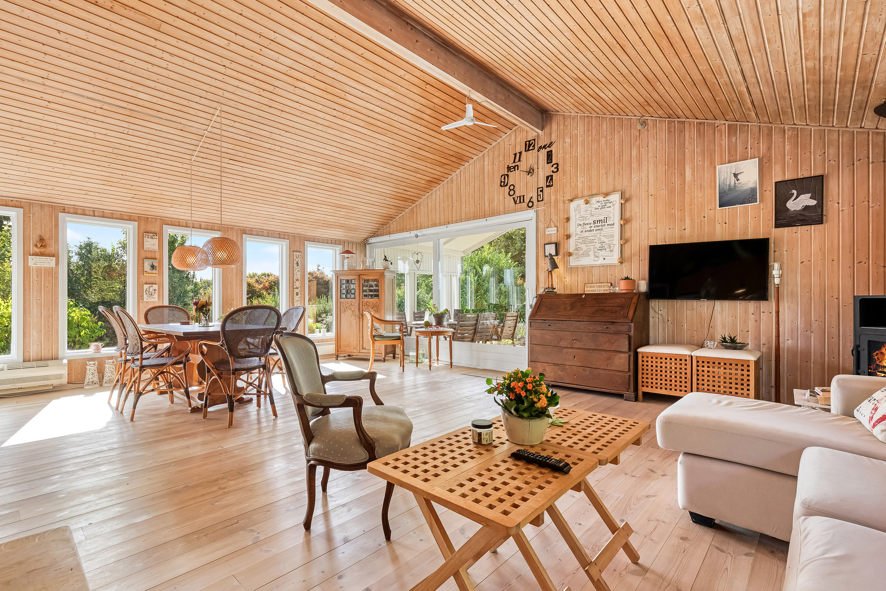 Fremhævet stue billede i fuldskærmstilstand. Billede af Langs Hegnet 14, 3310 Ølsted