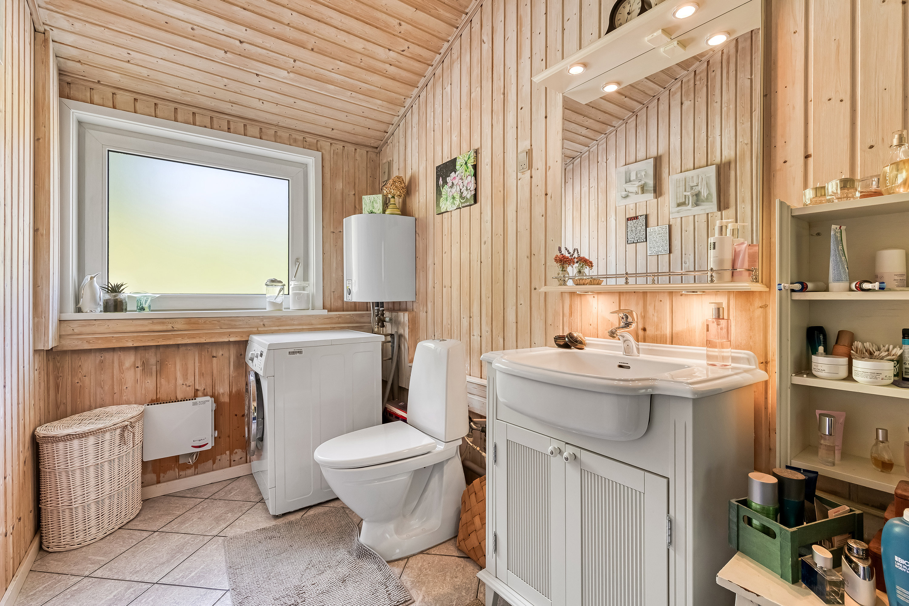 Fremhævet badeværelse billede i fuldskærmstilstand. Billede af Langs Hegnet 14, 3310 Ølsted