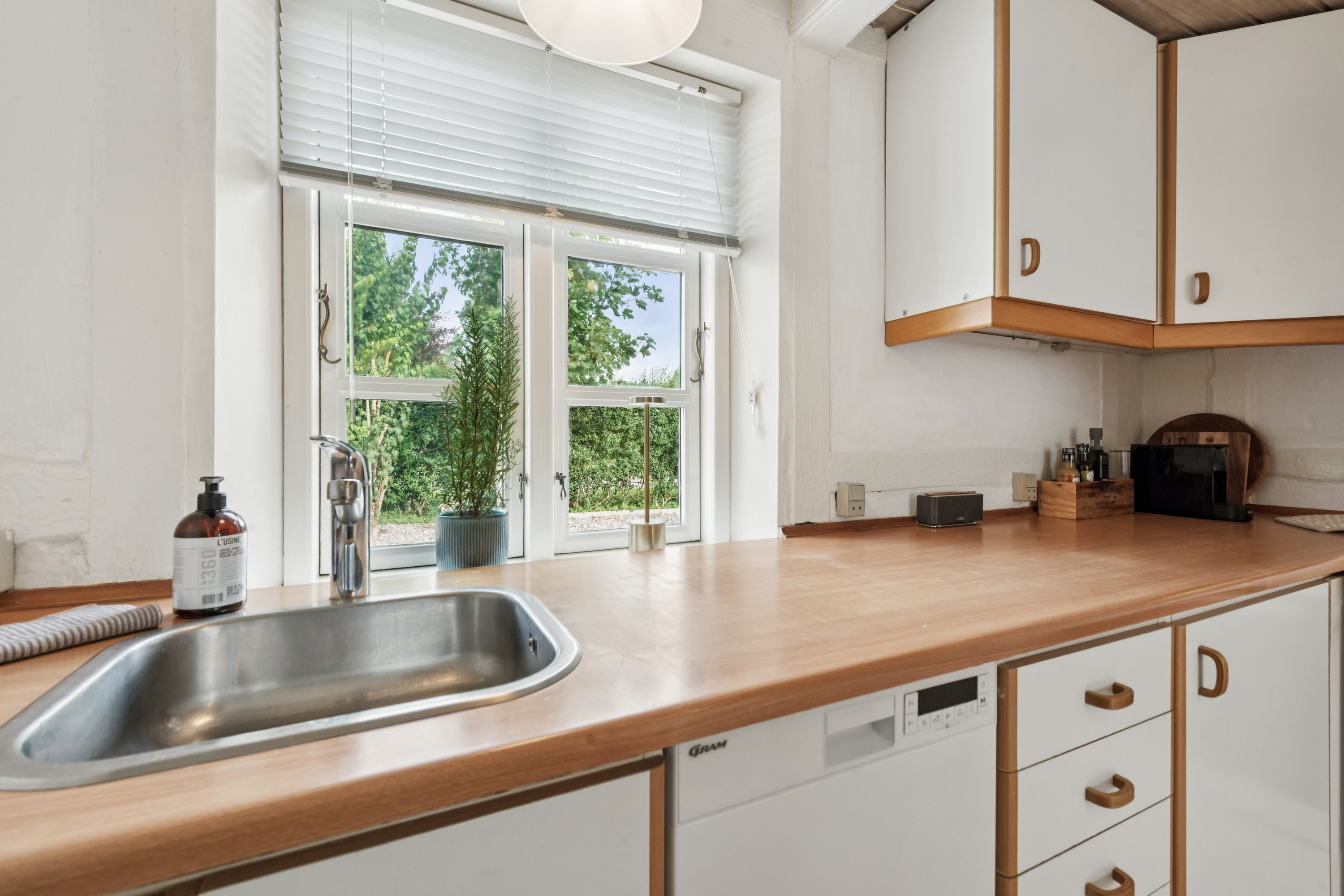 Fremhævet køkken billede i fuldskærmstilstand. Billede af Stubager 6A, 2670 Greve