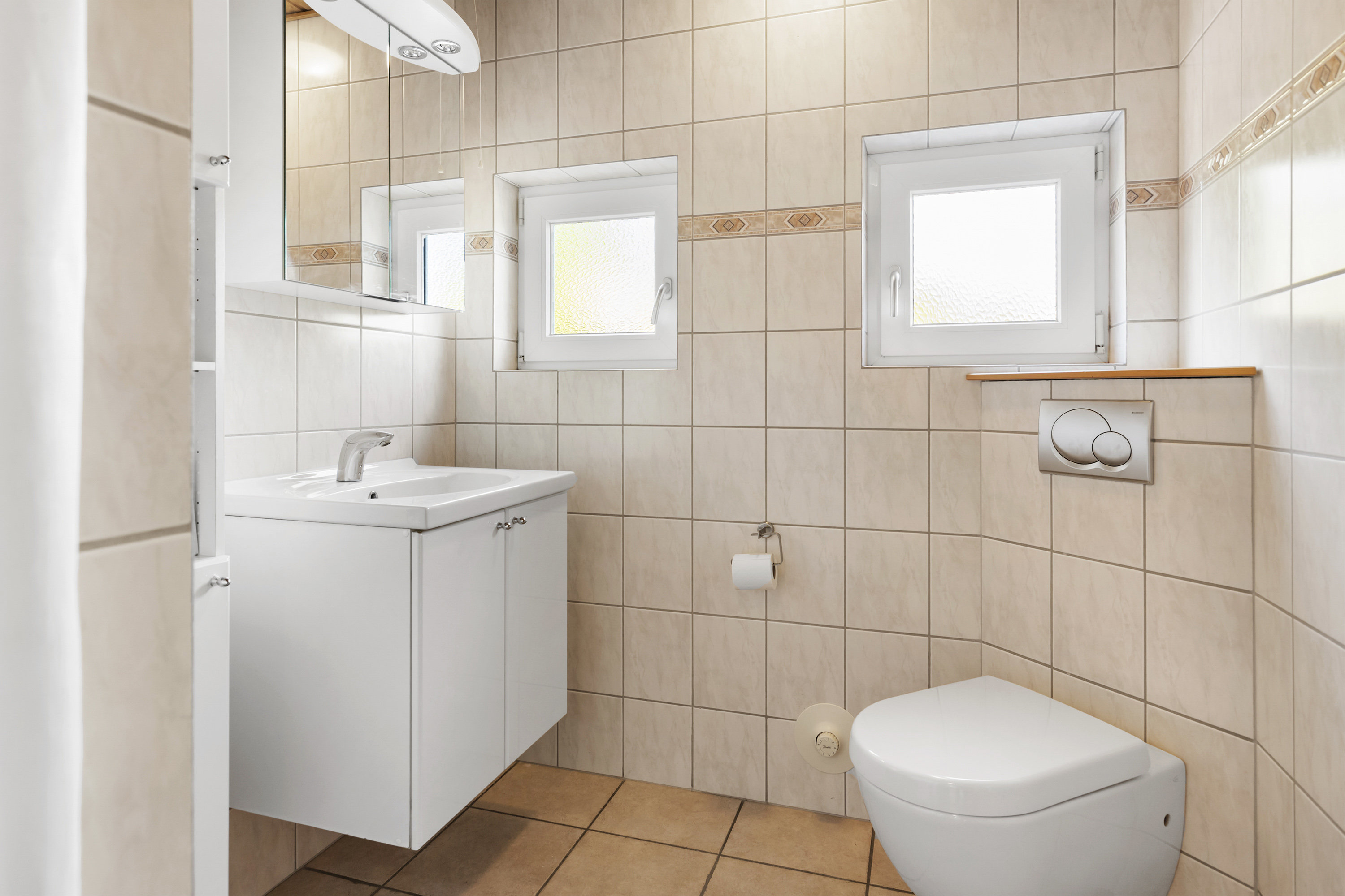 Fremhævet badeværelse billede i fuldskærmstilstand. Billede af Jørgen Terkelsens V 6, 9760 Vrå