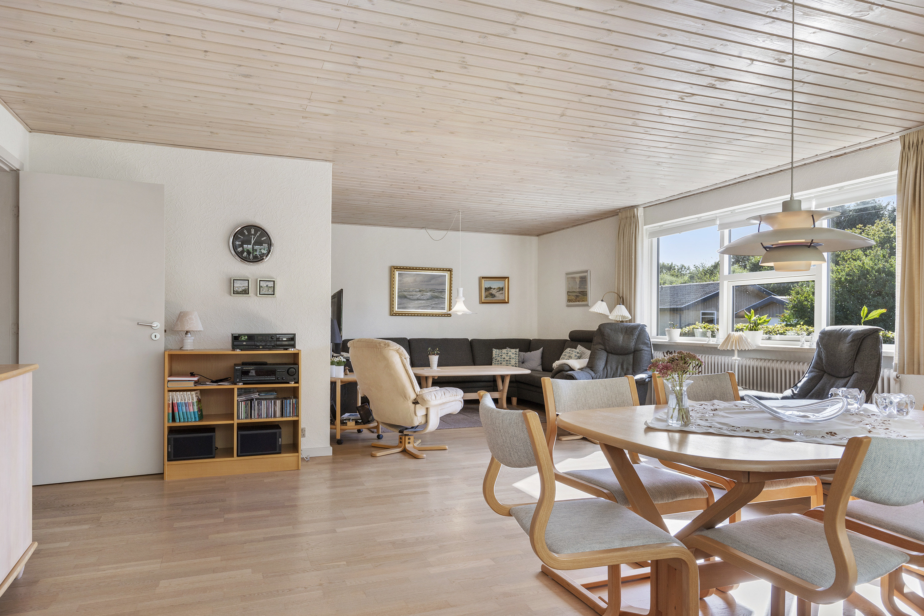 Fremhævet stue billede i fuldskærmstilstand. Billede af Søndermarken 3, 9760 Vrå